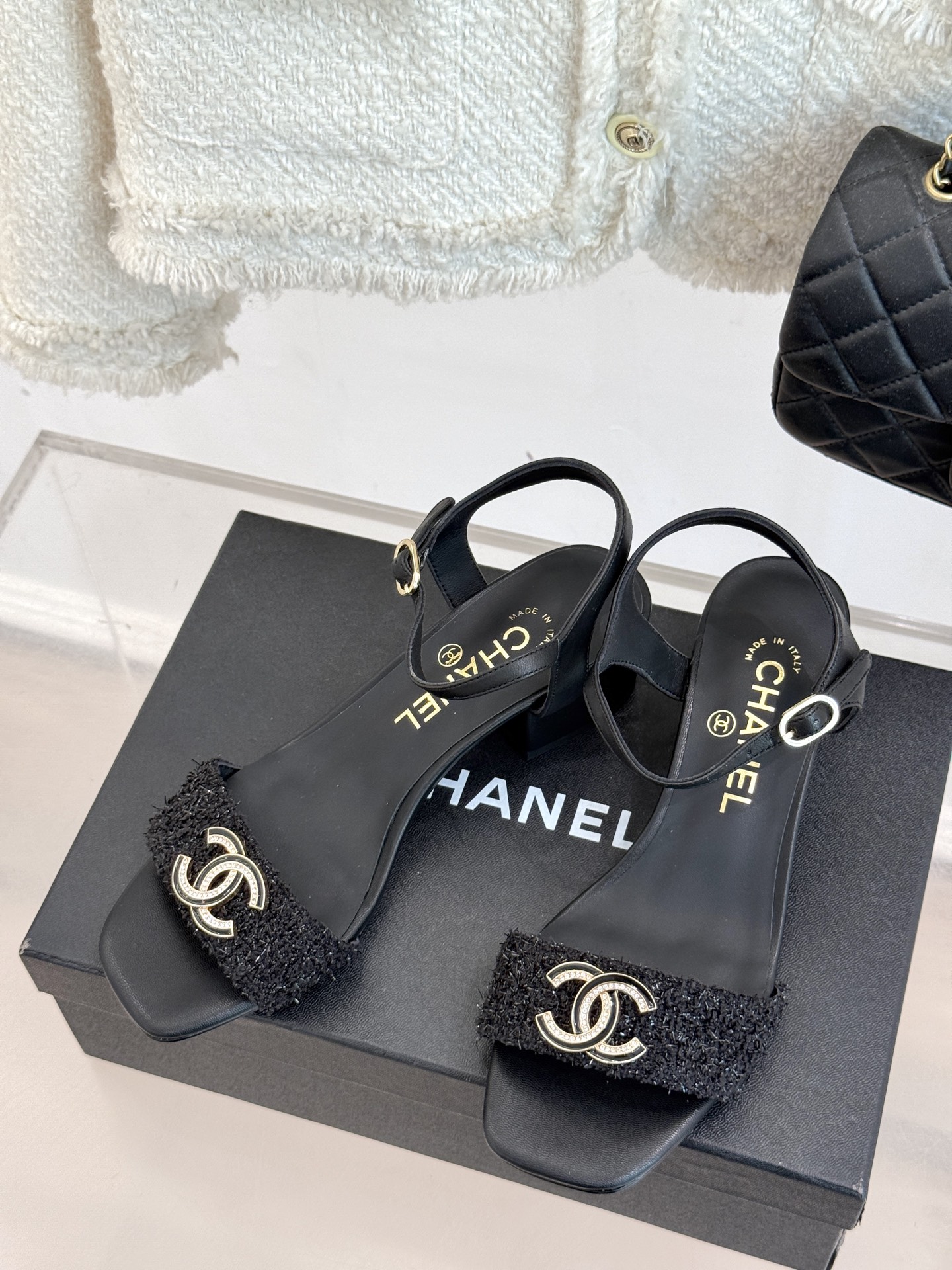 
CHANE*｜小香25。春夏新品
双带双C粗跟凉鞋
香奶奶家一贯的优雅名媛气质
高级感十足！上脚非常n