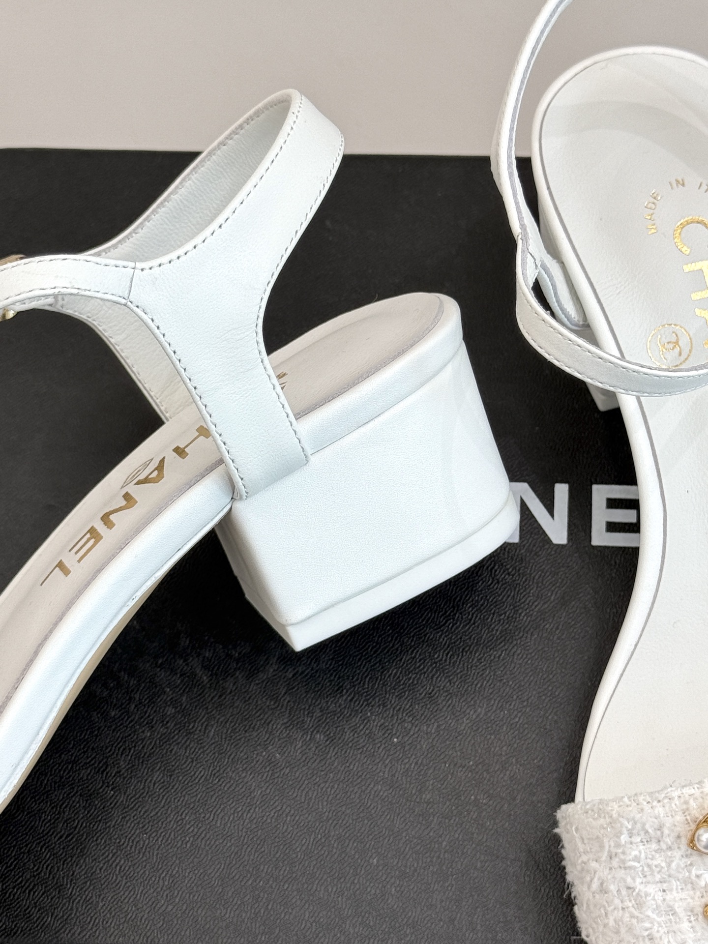 
CHANE*｜小香25。春夏新品
双带双C粗跟凉鞋
香奶奶家一贯的优雅名媛气质
高级感十足！上脚非常n