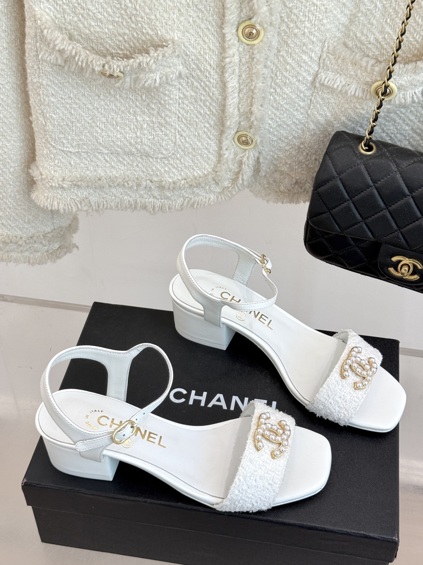 
CHANE*｜小香25。春夏新品
双带双C粗跟凉鞋
香奶奶家一贯的优雅名媛气质
高级感十足！上脚非常n