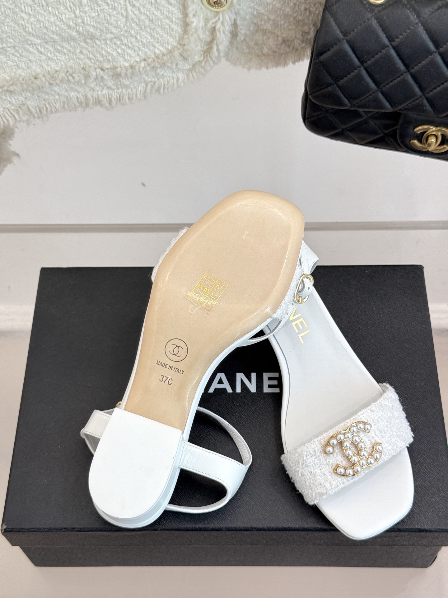 
CHANE*｜小香25。春夏新品
双带双C粗跟凉鞋
香奶奶家一贯的优雅名媛气质
高级感十足！上脚非常n