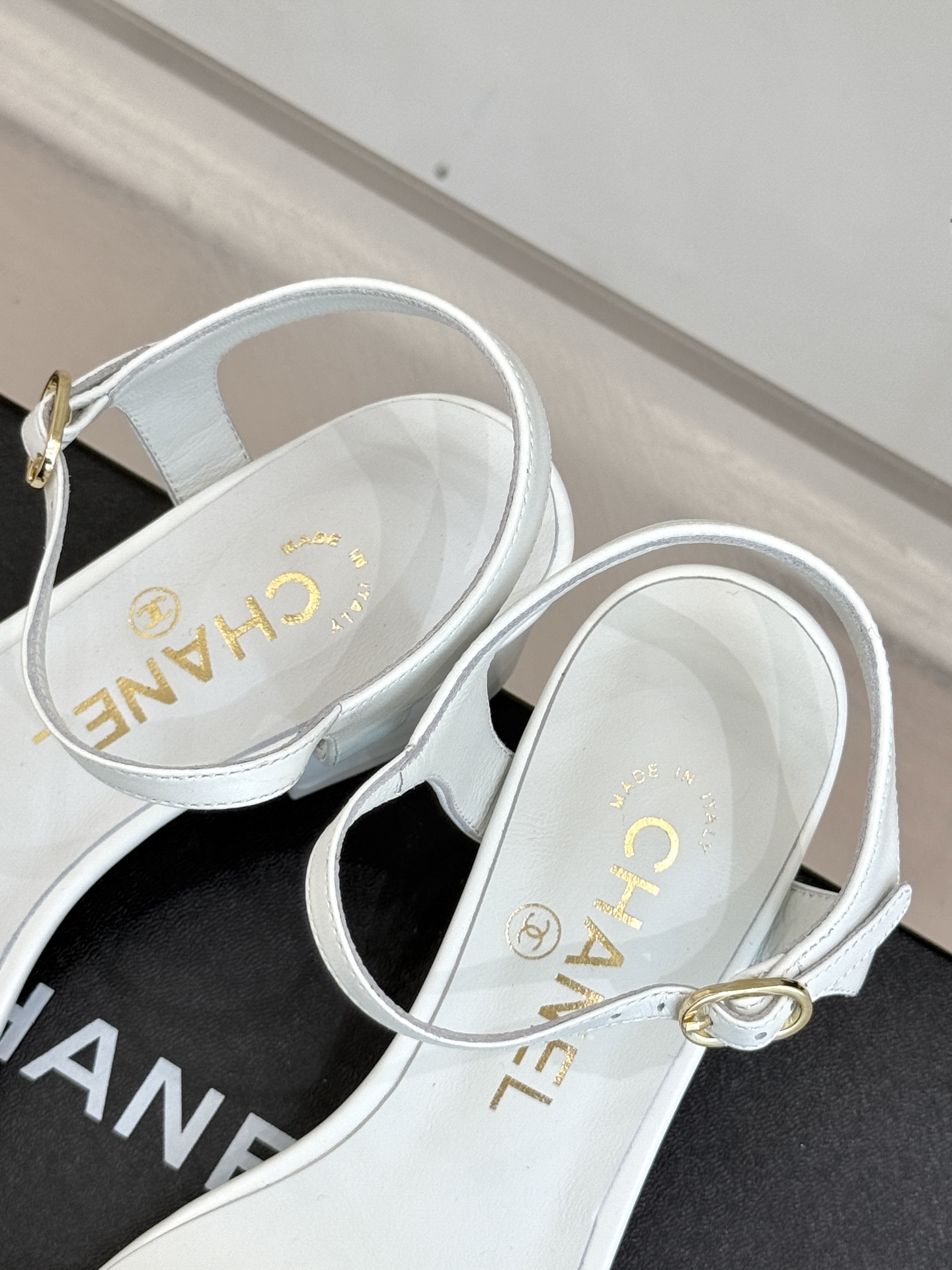 
CHANE*｜小香25。春夏新品
双带双C粗跟凉鞋
香奶奶家一贯的优雅名媛气质
高级感十足！上脚非常n