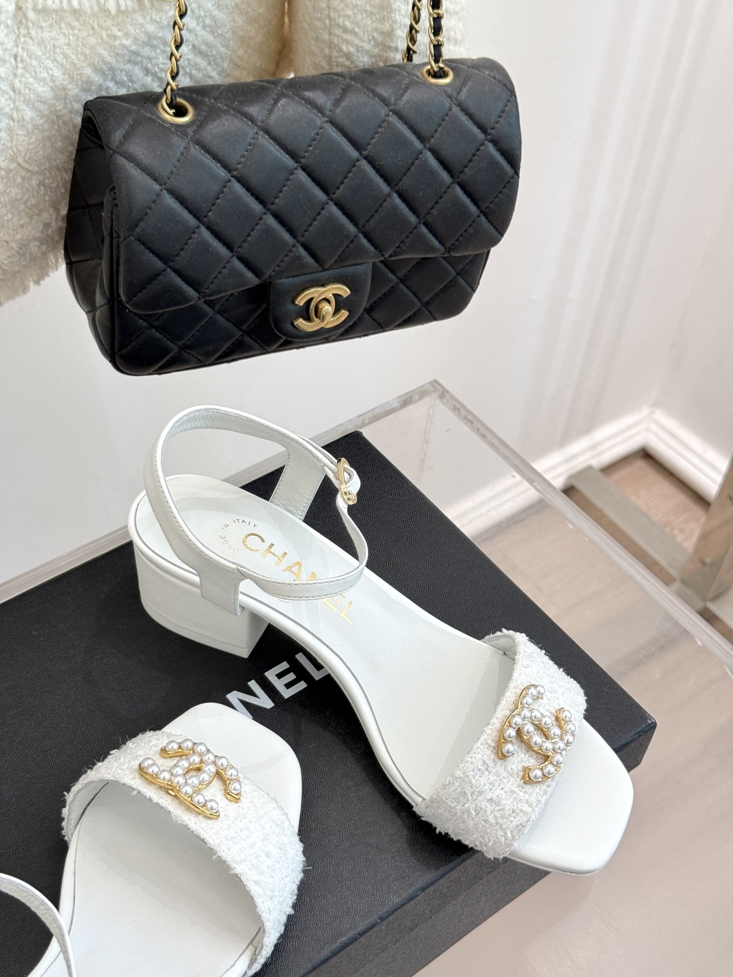 
CHANE*｜小香25。春夏新品
双带双C粗跟凉鞋
香奶奶家一贯的优雅名媛气质
高级感十足！上脚非常n