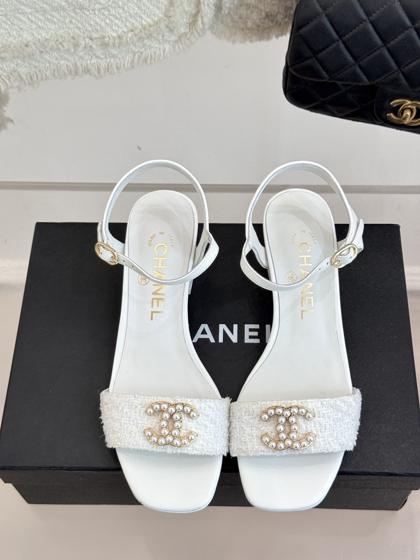 
CHANE*｜小香25。春夏新品
双带双C粗跟凉鞋
香奶奶家一贯的优雅名媛气质
高级感十足！上脚非常n