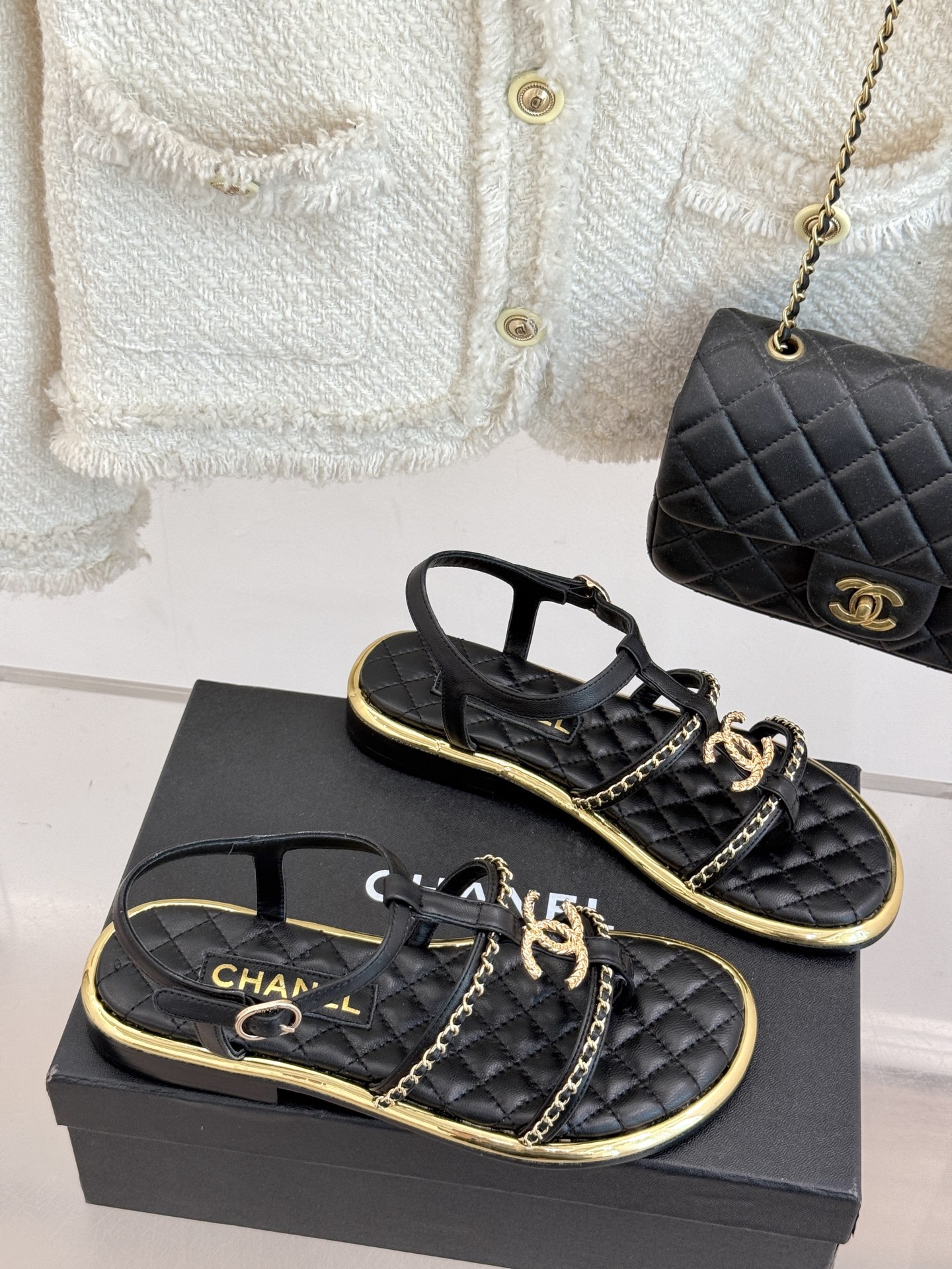 
CHANE*｜小香25。春夏新品
平底链条双C凉鞋系列
链条凉拖今年的大爆款
已被它的美貌折服得随性自