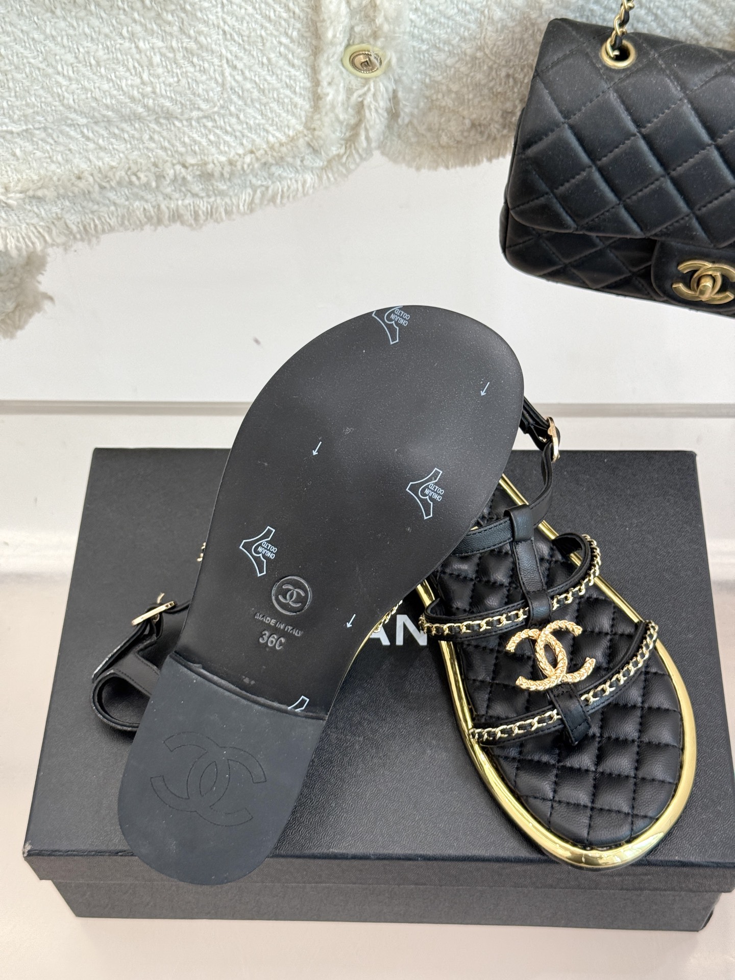 
CHANE*｜小香25。春夏新品
平底链条双C凉鞋系列
链条凉拖今年的大爆款
已被它的美貌折服得随性自
