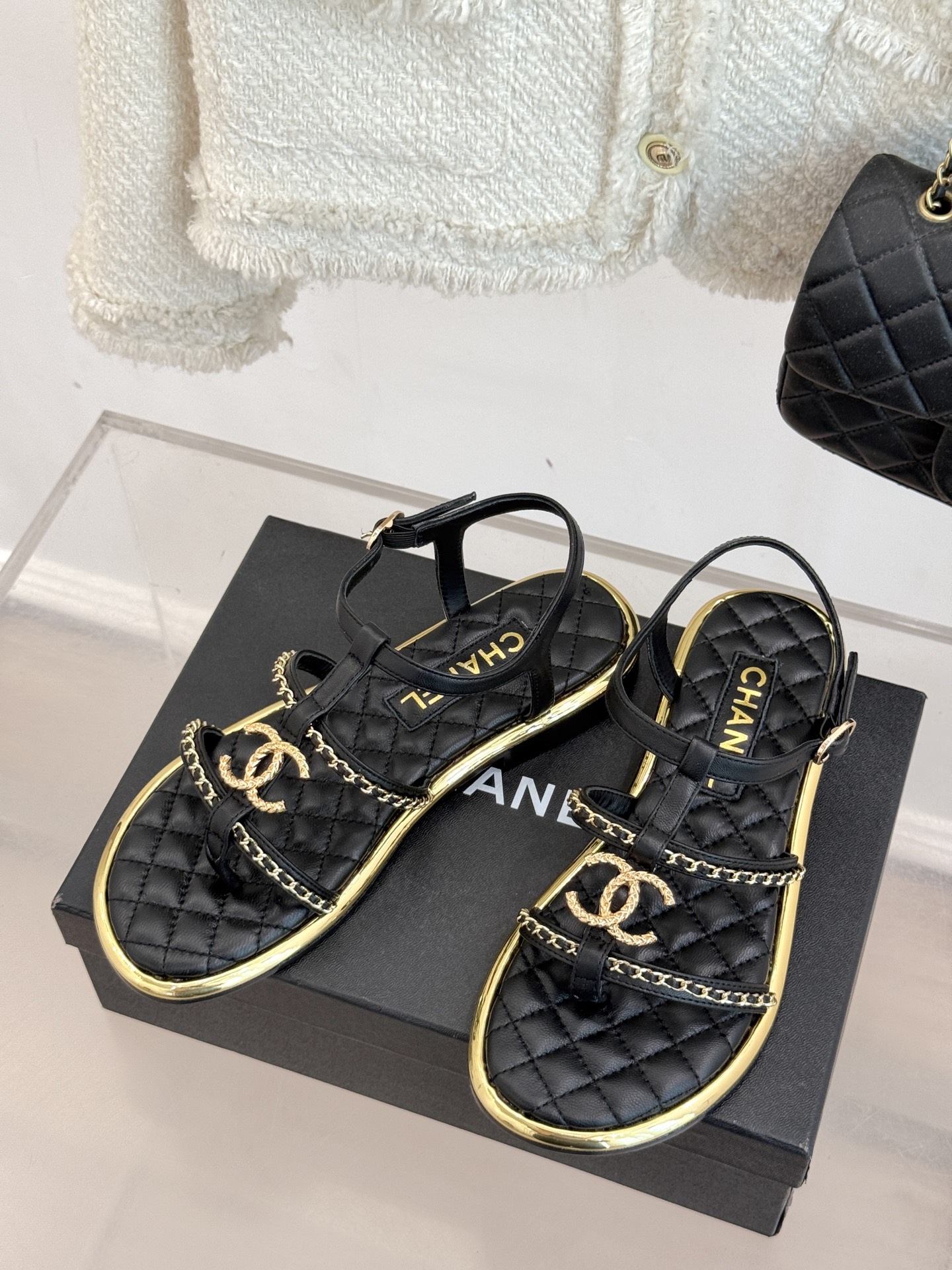 
CHANE*｜小香25。春夏新品
平底链条双C凉鞋系列
链条凉拖今年的大爆款
已被它的美貌折服得随性自