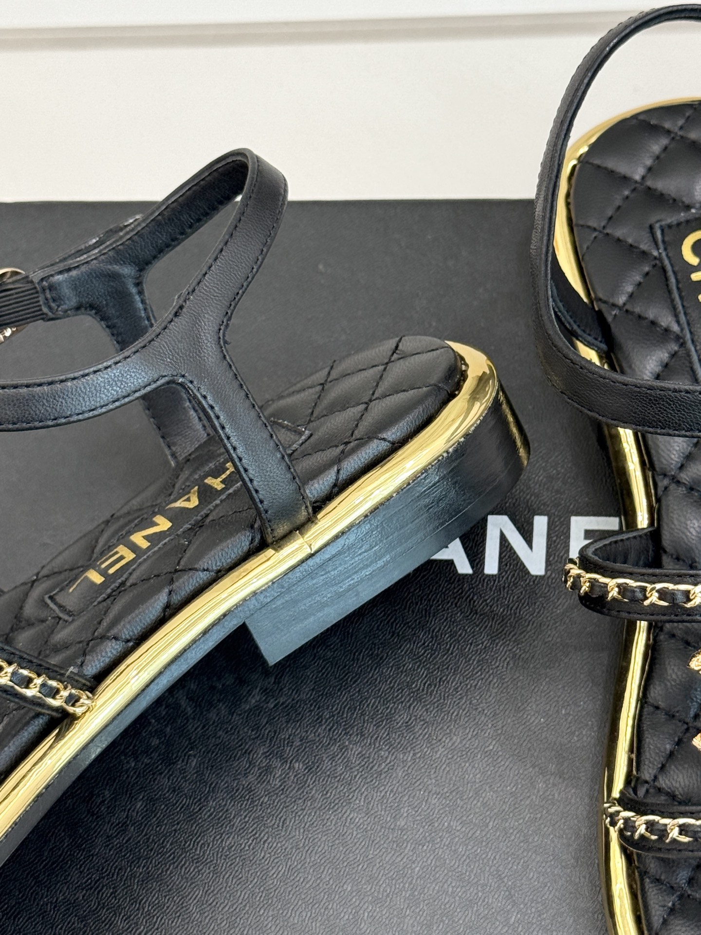 
CHANE*｜小香25。春夏新品
平底链条双C凉鞋系列
链条凉拖今年的大爆款
已被它的美貌折服得随性自