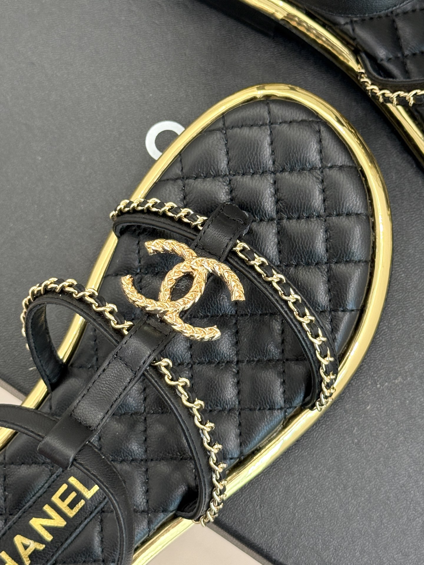 
CHANE*｜小香25。春夏新品
平底链条双C凉鞋系列
链条凉拖今年的大爆款
已被它的美貌折服得随性自