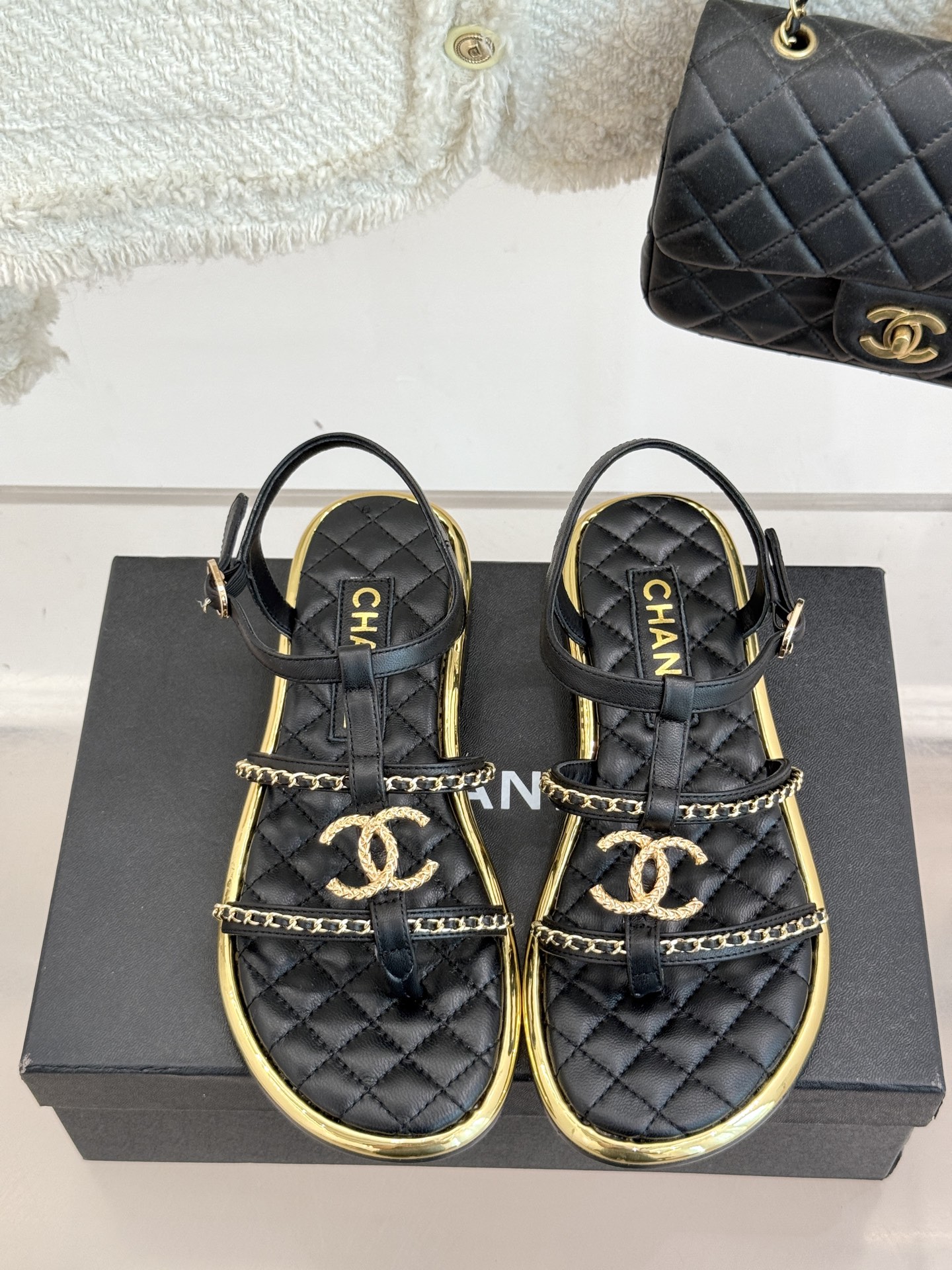 
CHANE*｜小香25。春夏新品
平底链条双C凉鞋系列
链条凉拖今年的大爆款
已被它的美貌折服得随性自