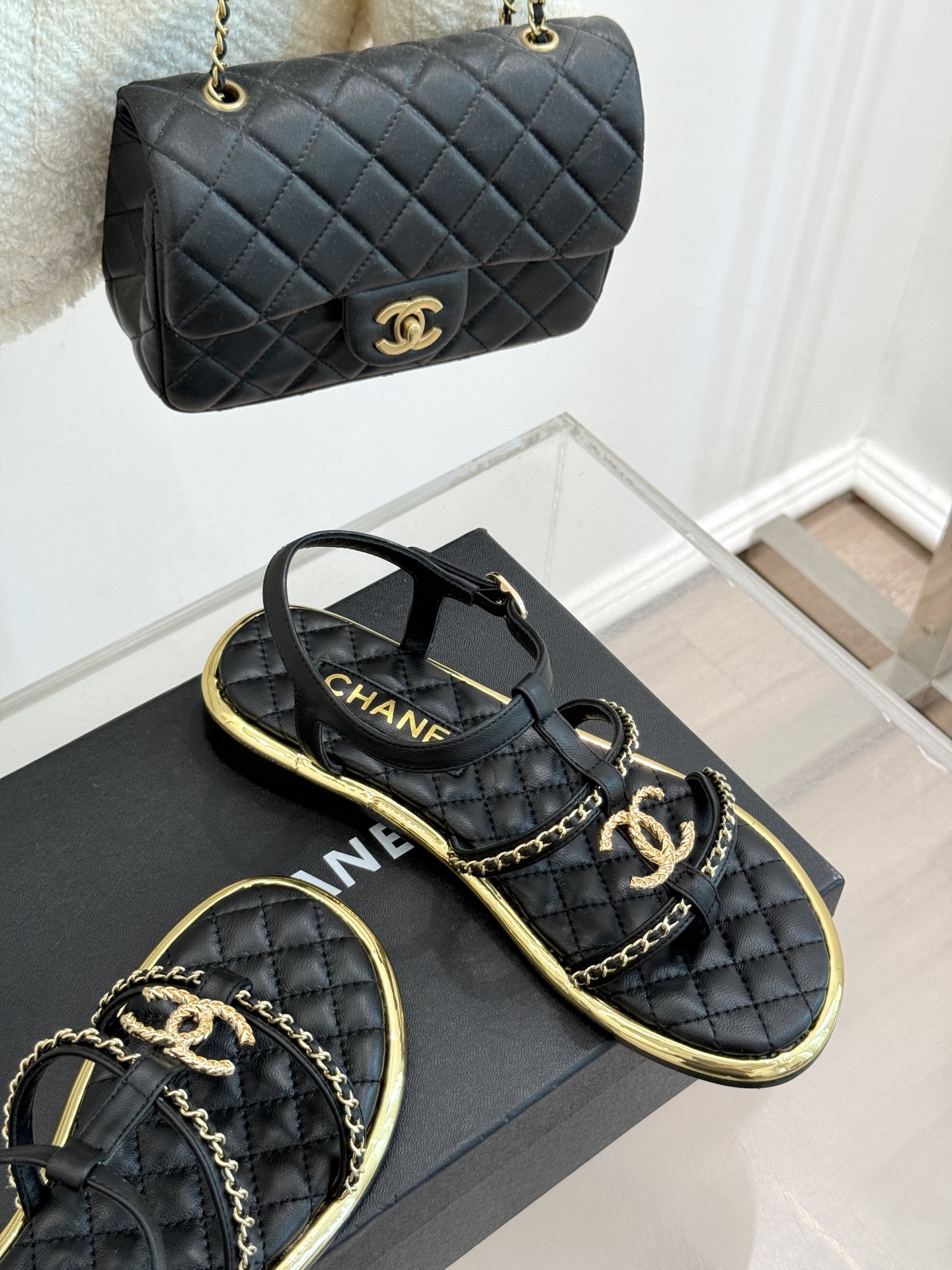 
CHANE*｜小香25。春夏新品
平底链条双C凉鞋系列
链条凉拖今年的大爆款
已被它的美貌折服得随性自