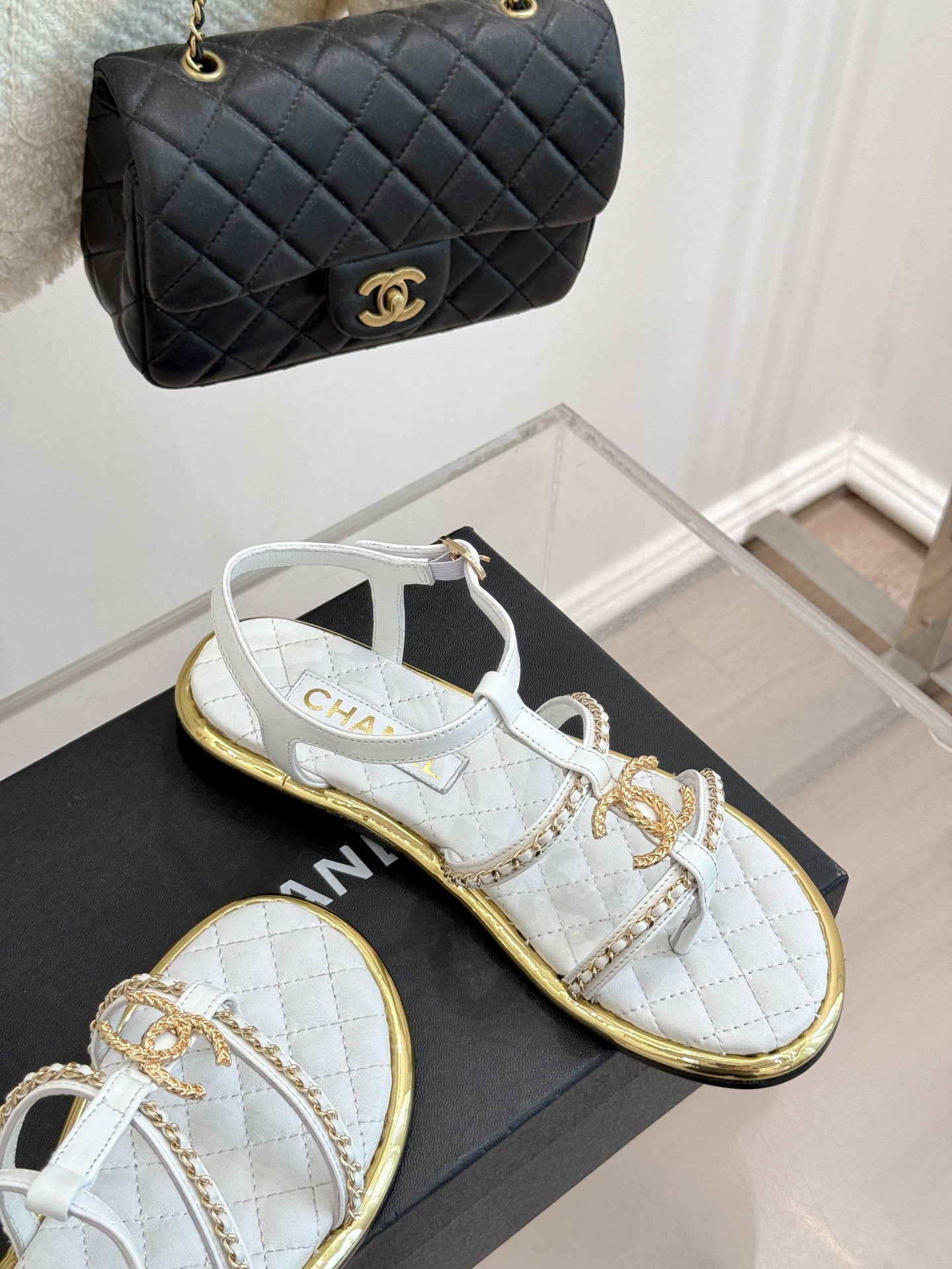 
CHANE*｜小香25。春夏新品
平底链条双C凉鞋系列
链条凉拖今年的大爆款
已被它的美貌折服得随性自