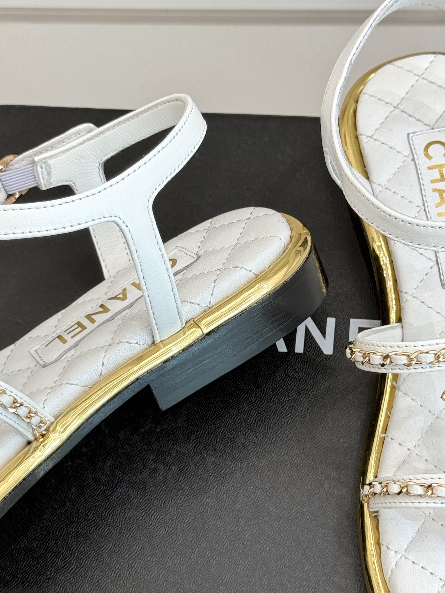 
CHANE*｜小香25。春夏新品
平底链条双C凉鞋系列
链条凉拖今年的大爆款
已被它的美貌折服得随性自