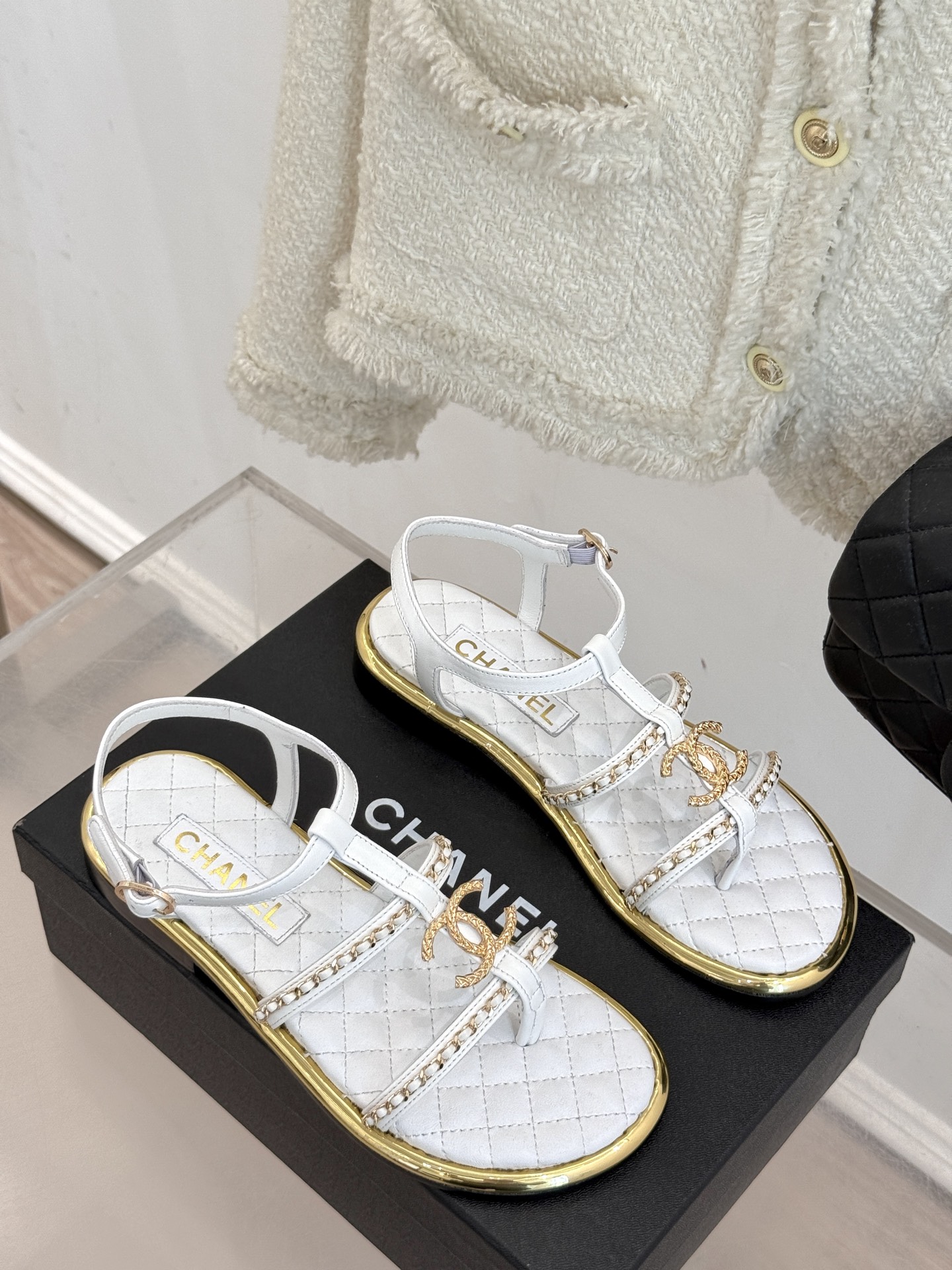 
CHANE*｜小香25。春夏新品
平底链条双C凉鞋系列
链条凉拖今年的大爆款
已被它的美貌折服得随性自