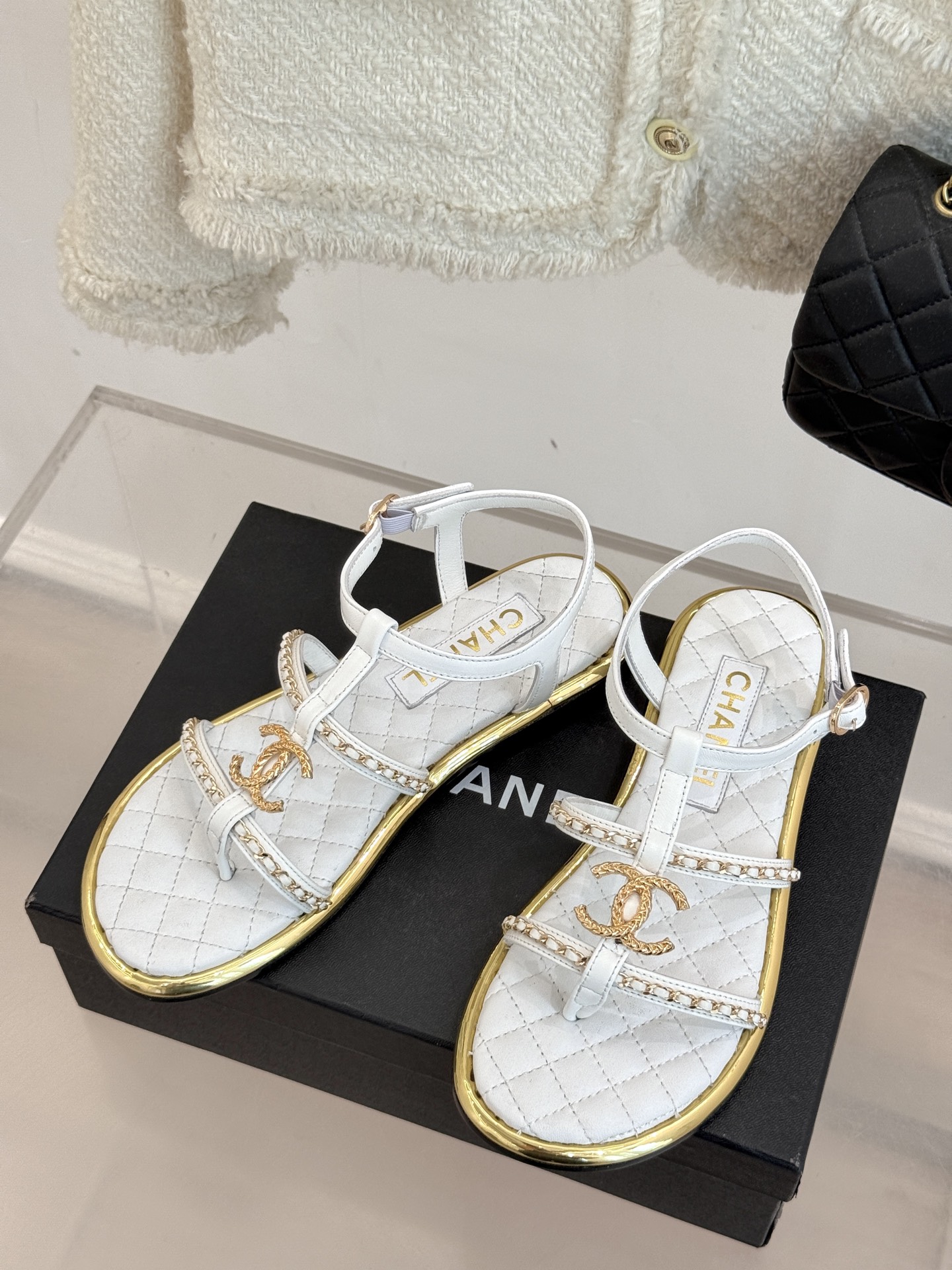 
CHANE*｜小香25。春夏新品
平底链条双C凉鞋系列
链条凉拖今年的大爆款
已被它的美貌折服得随性自