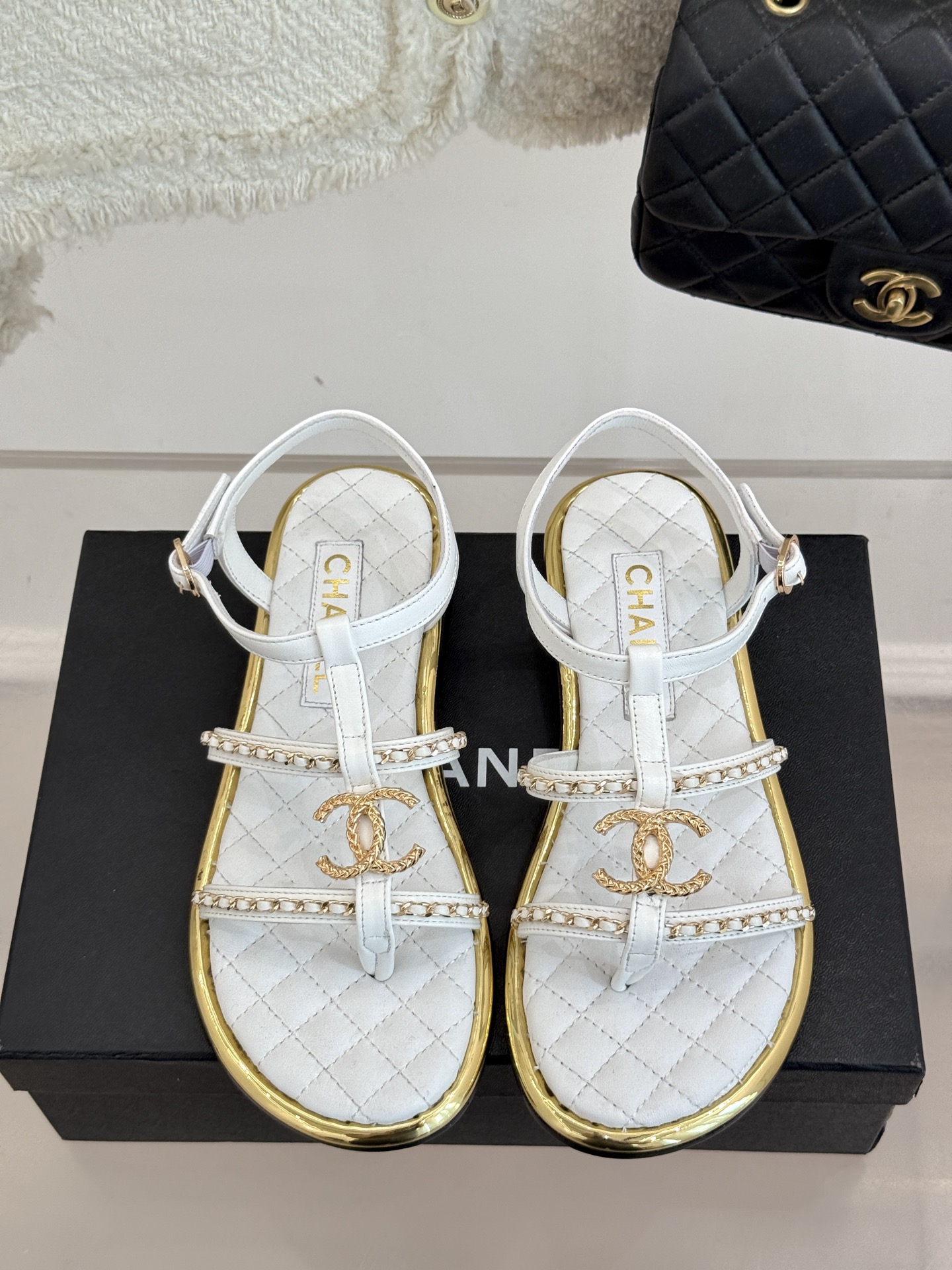 
CHANE*｜小香25。春夏新品
平底链条双C凉鞋系列
链条凉拖今年的大爆款
已被它的美貌折服得随性自
