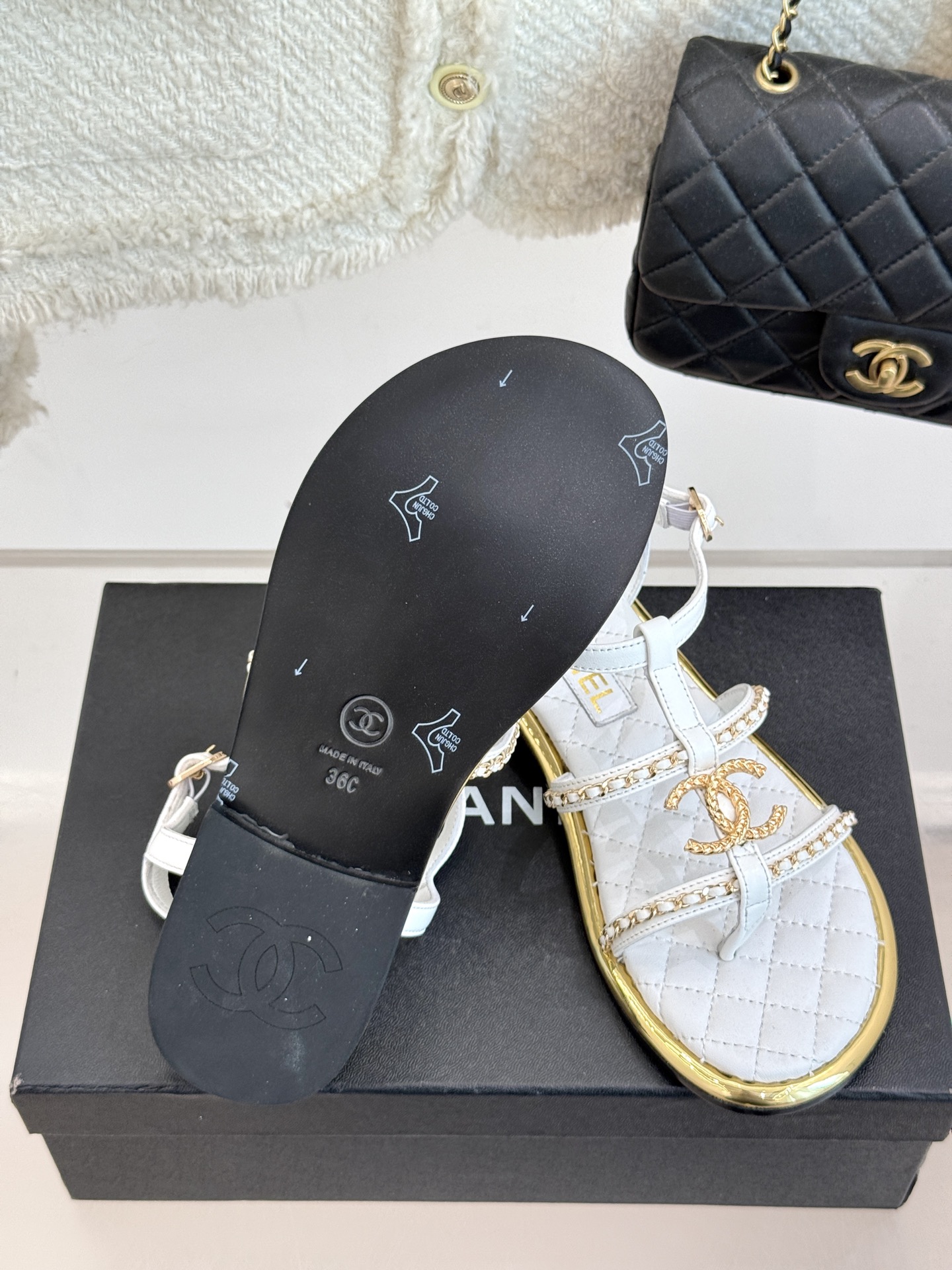 
CHANE*｜小香25。春夏新品
平底链条双C凉鞋系列
链条凉拖今年的大爆款
已被它的美貌折服得随性自