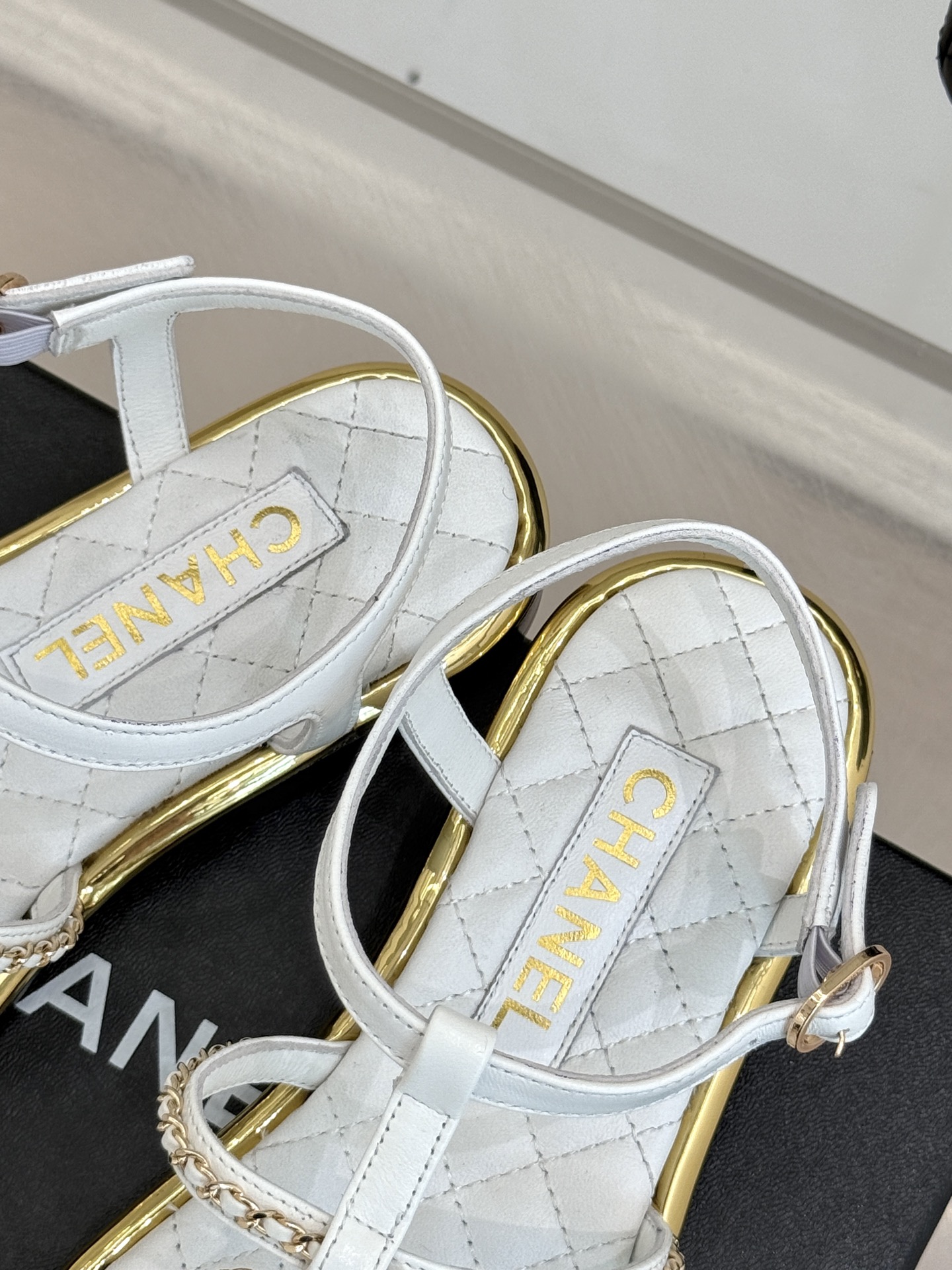 
CHANE*｜小香25。春夏新品
平底链条双C凉鞋系列
链条凉拖今年的大爆款
已被它的美貌折服得随性自