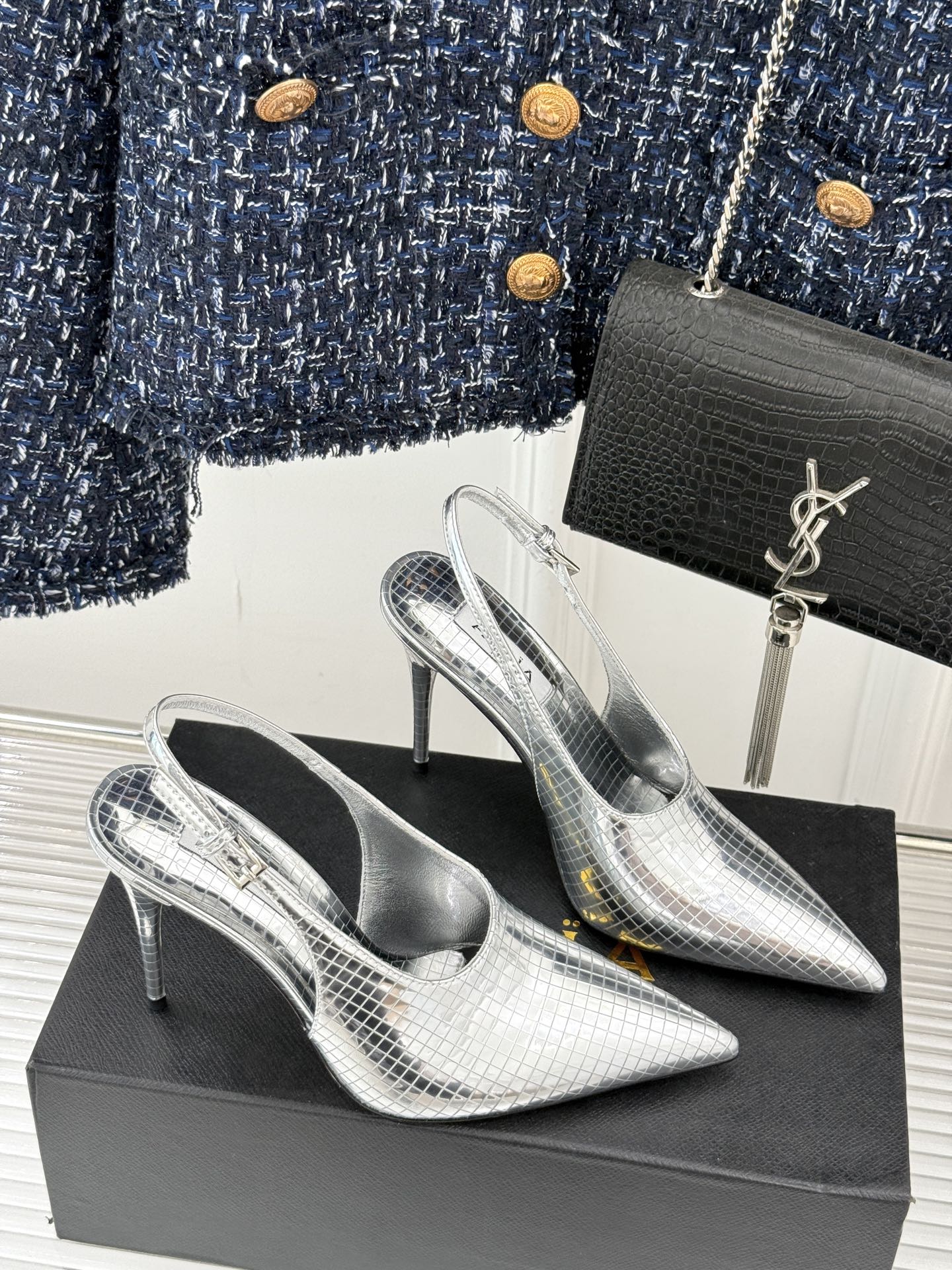 
ALAIA｜阿莱亚经典金属尖头高跟鞋
女人的鞋柜里必备的尖头高跟鞋
黑发 丝袜 高跟鞋 名媛三要素
出