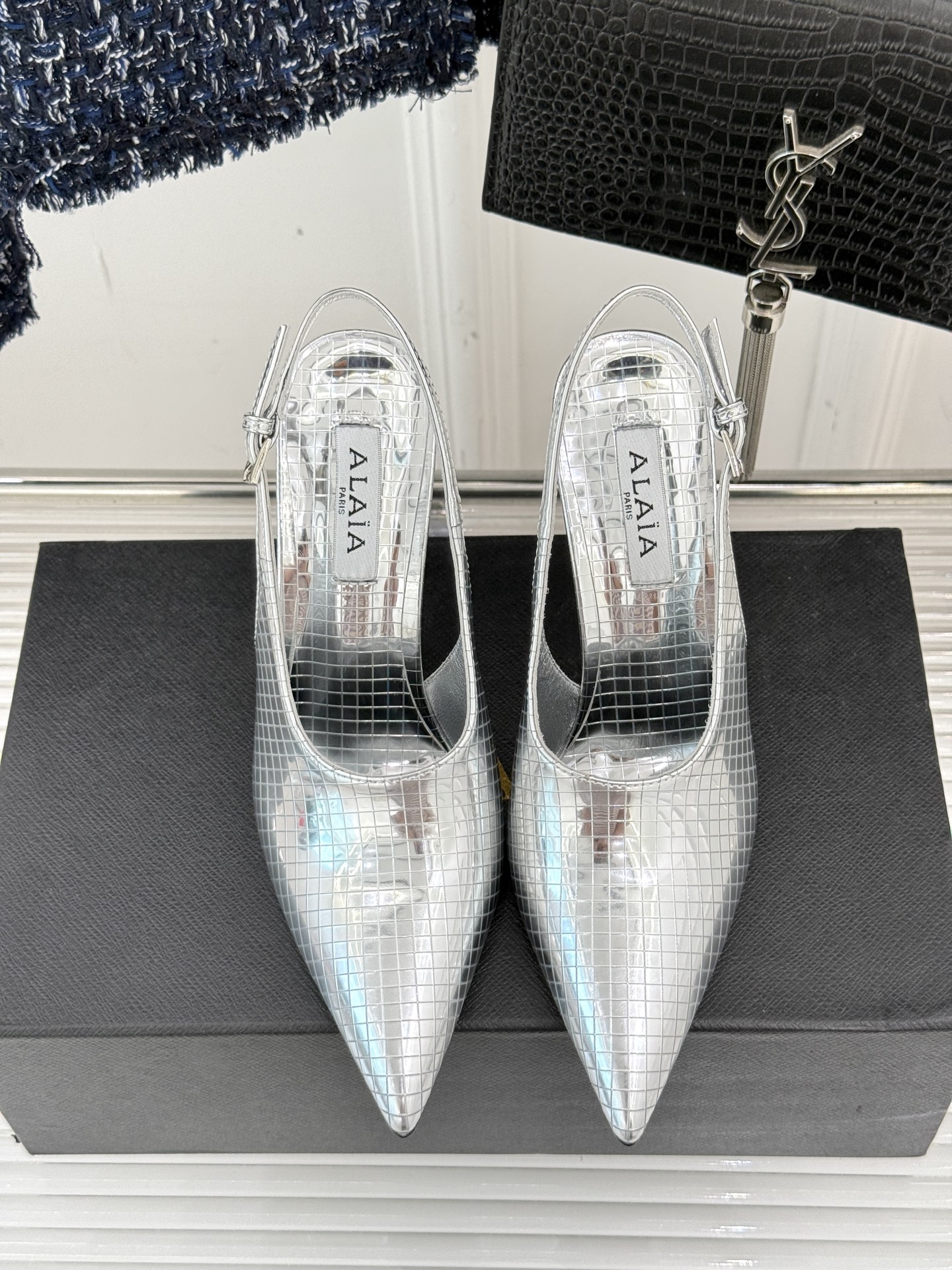 
ALAIA｜阿莱亚经典金属尖头高跟鞋
女人的鞋柜里必备的尖头高跟鞋
黑发 丝袜 高跟鞋 名媛三要素
出