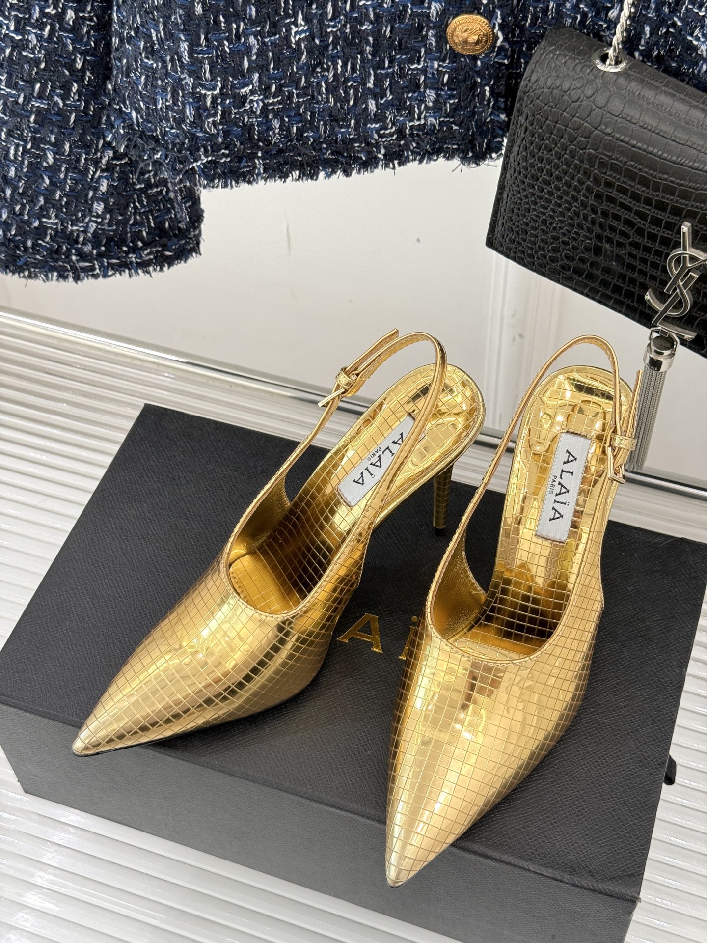 
ALAIA｜阿莱亚经典金属尖头高跟鞋
女人的鞋柜里必备的尖头高跟鞋
黑发 丝袜 高跟鞋 名媛三要素
出
