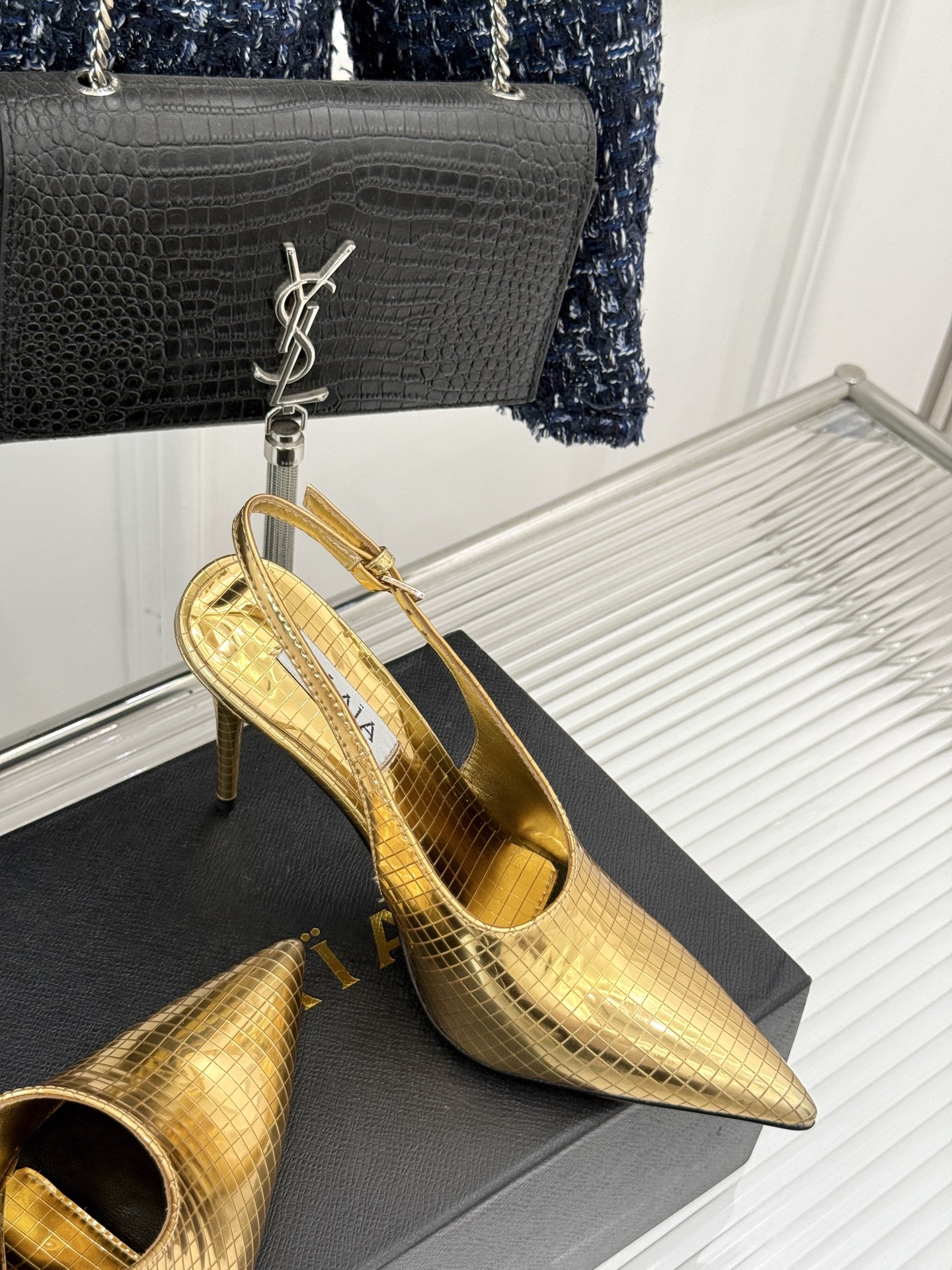 
ALAIA｜阿莱亚经典金属尖头高跟鞋
女人的鞋柜里必备的尖头高跟鞋
黑发 丝袜 高跟鞋 名媛三要素
出