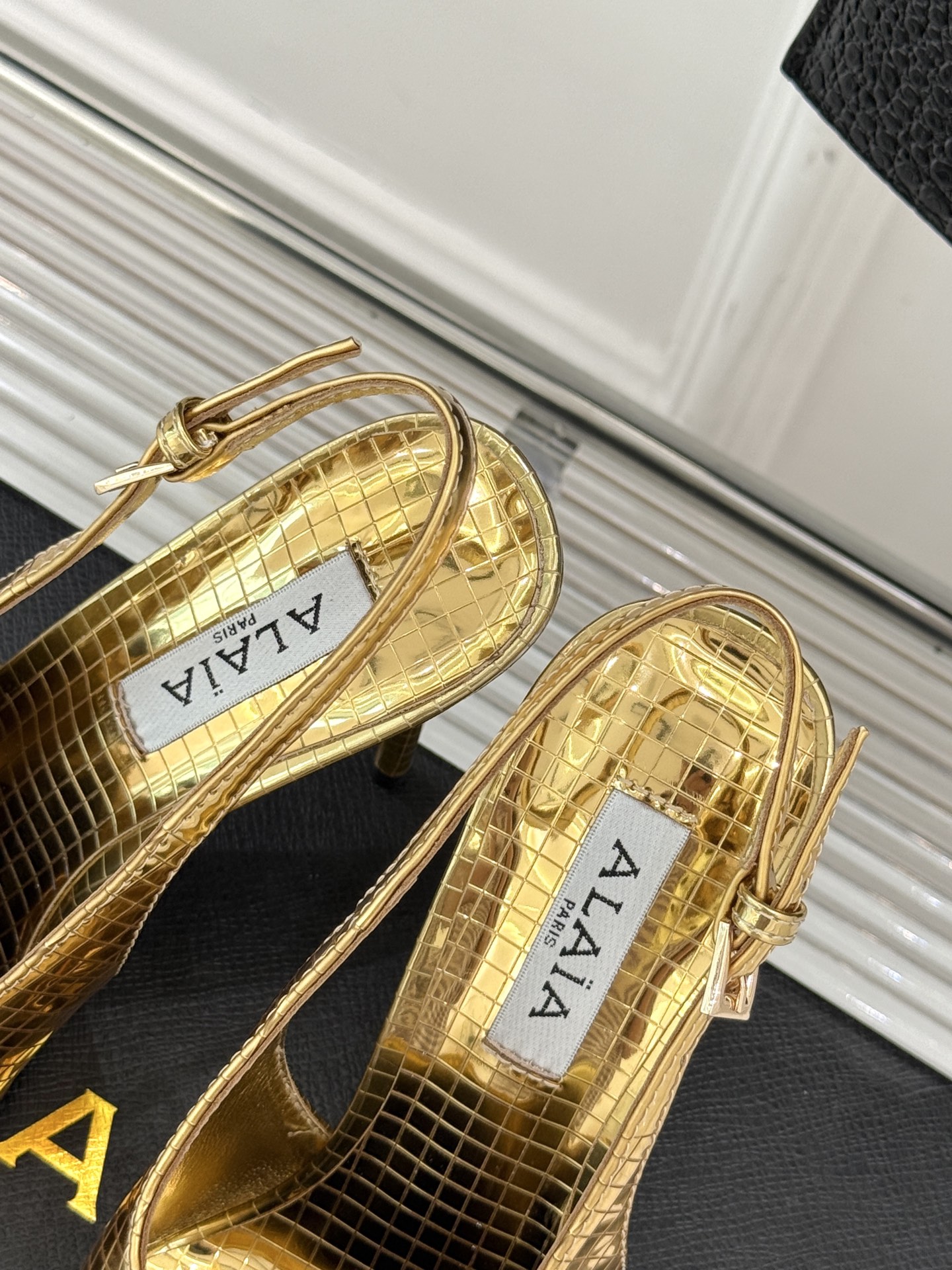
ALAIA｜阿莱亚经典金属尖头高跟鞋
女人的鞋柜里必备的尖头高跟鞋
黑发 丝袜 高跟鞋 名媛三要素
出