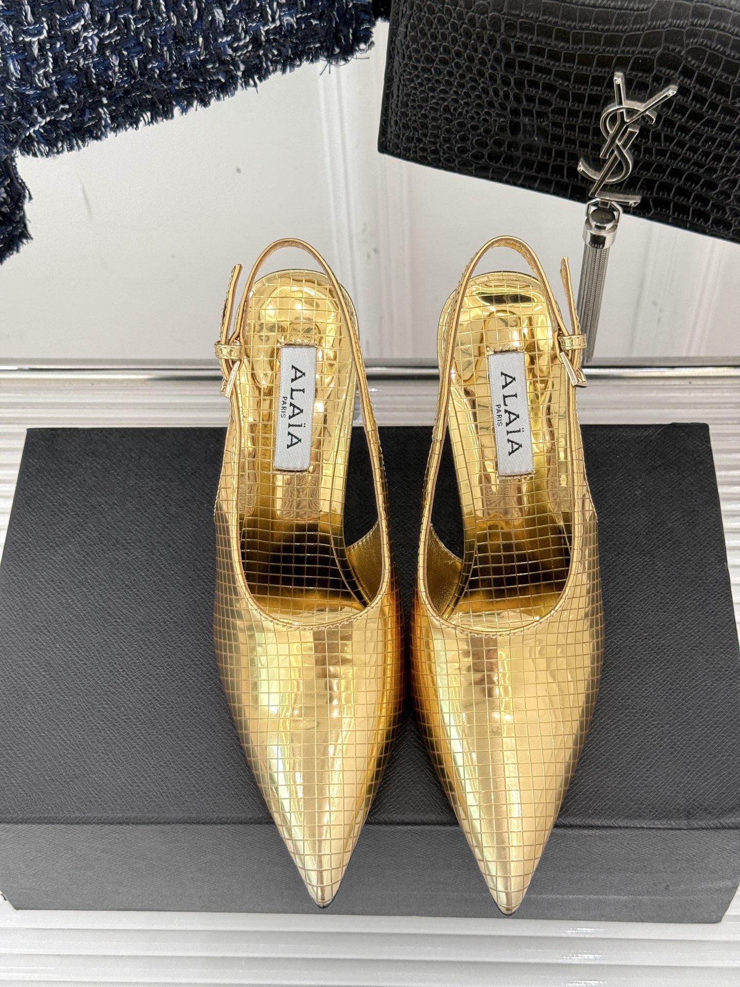 
ALAIA｜阿莱亚经典金属尖头高跟鞋
女人的鞋柜里必备的尖头高跟鞋
黑发 丝袜 高跟鞋 名媛三要素
出