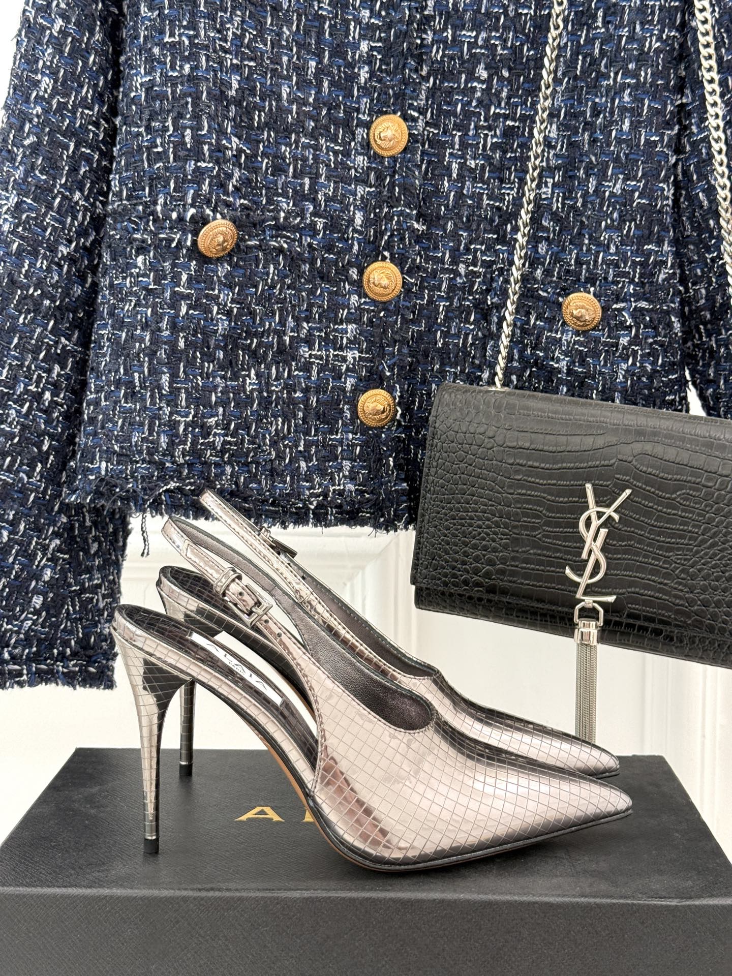 
ALAIA｜阿莱亚经典金属尖头高跟鞋
女人的鞋柜里必备的尖头高跟鞋
黑发 丝袜 高跟鞋 名媛三要素
出