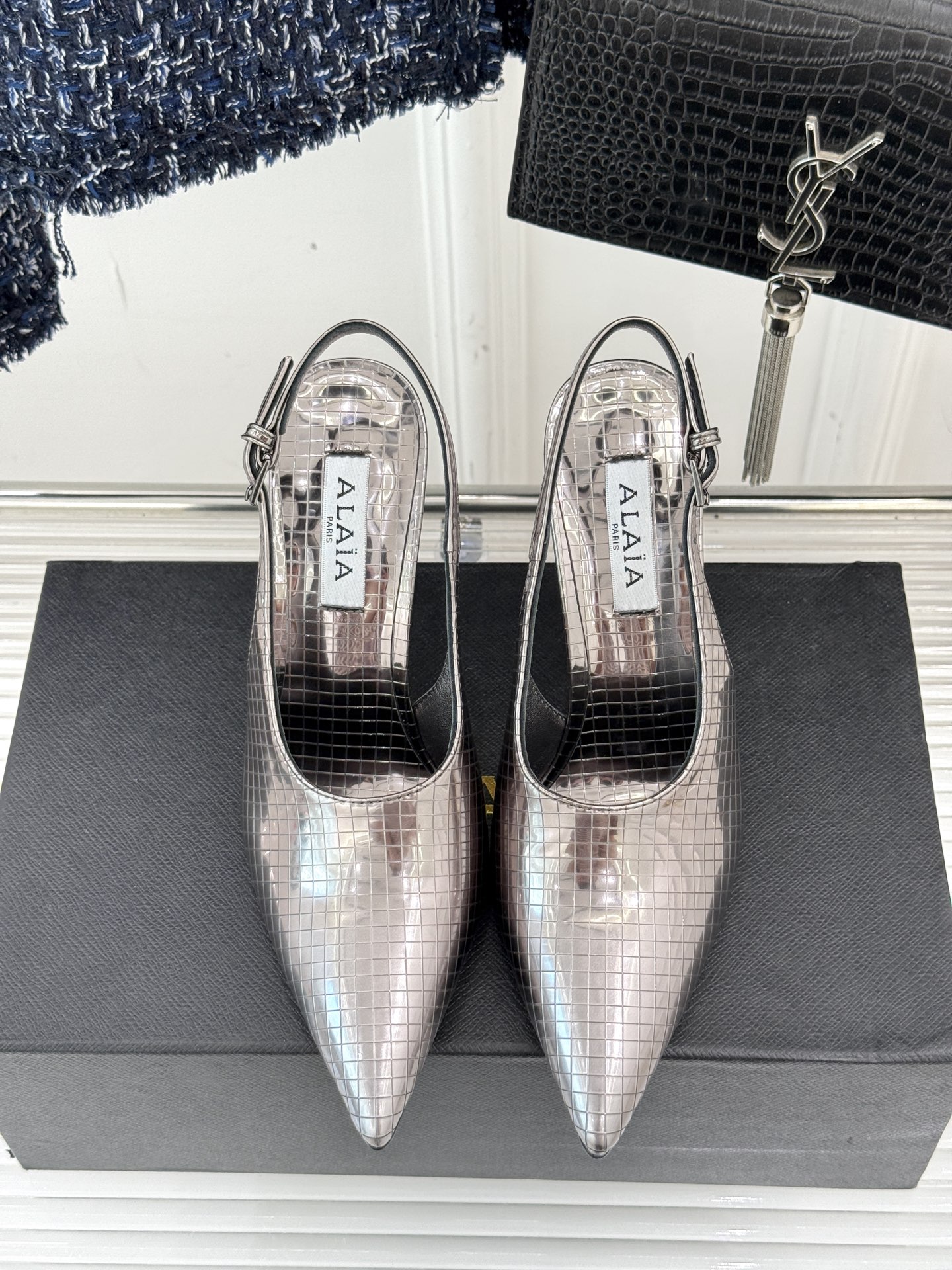 
ALAIA｜阿莱亚经典金属尖头高跟鞋
女人的鞋柜里必备的尖头高跟鞋
黑发 丝袜 高跟鞋 名媛三要素
出