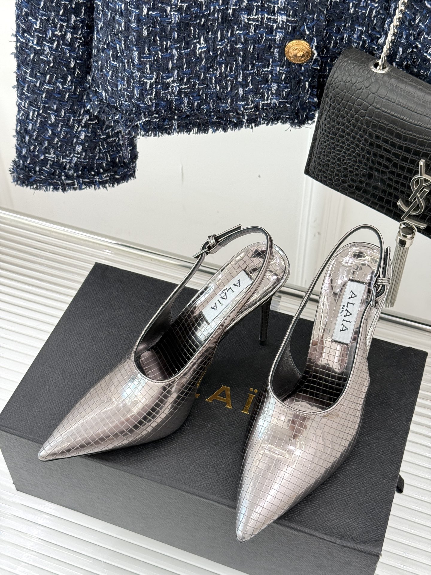 
ALAIA｜阿莱亚经典金属尖头高跟鞋
女人的鞋柜里必备的尖头高跟鞋
黑发 丝袜 高跟鞋 名媛三要素
出