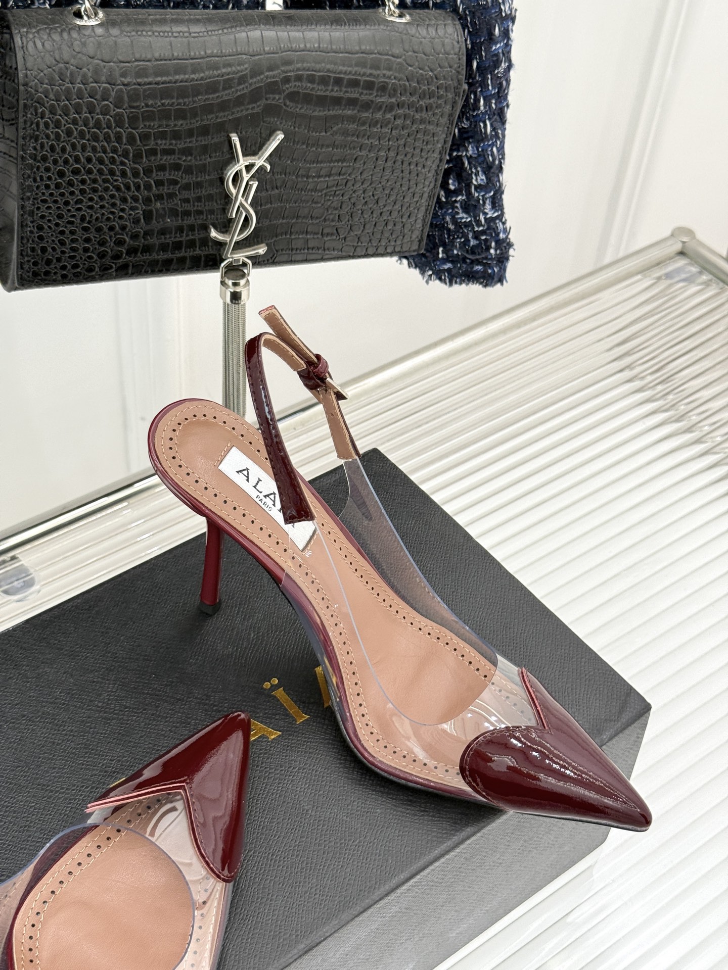 
ALAIA｜阿莱亚经典love爱心系列
胶片后空高跟凉鞋
透明胶片爱心搭配高跟太性感了
尖头设计也突出
