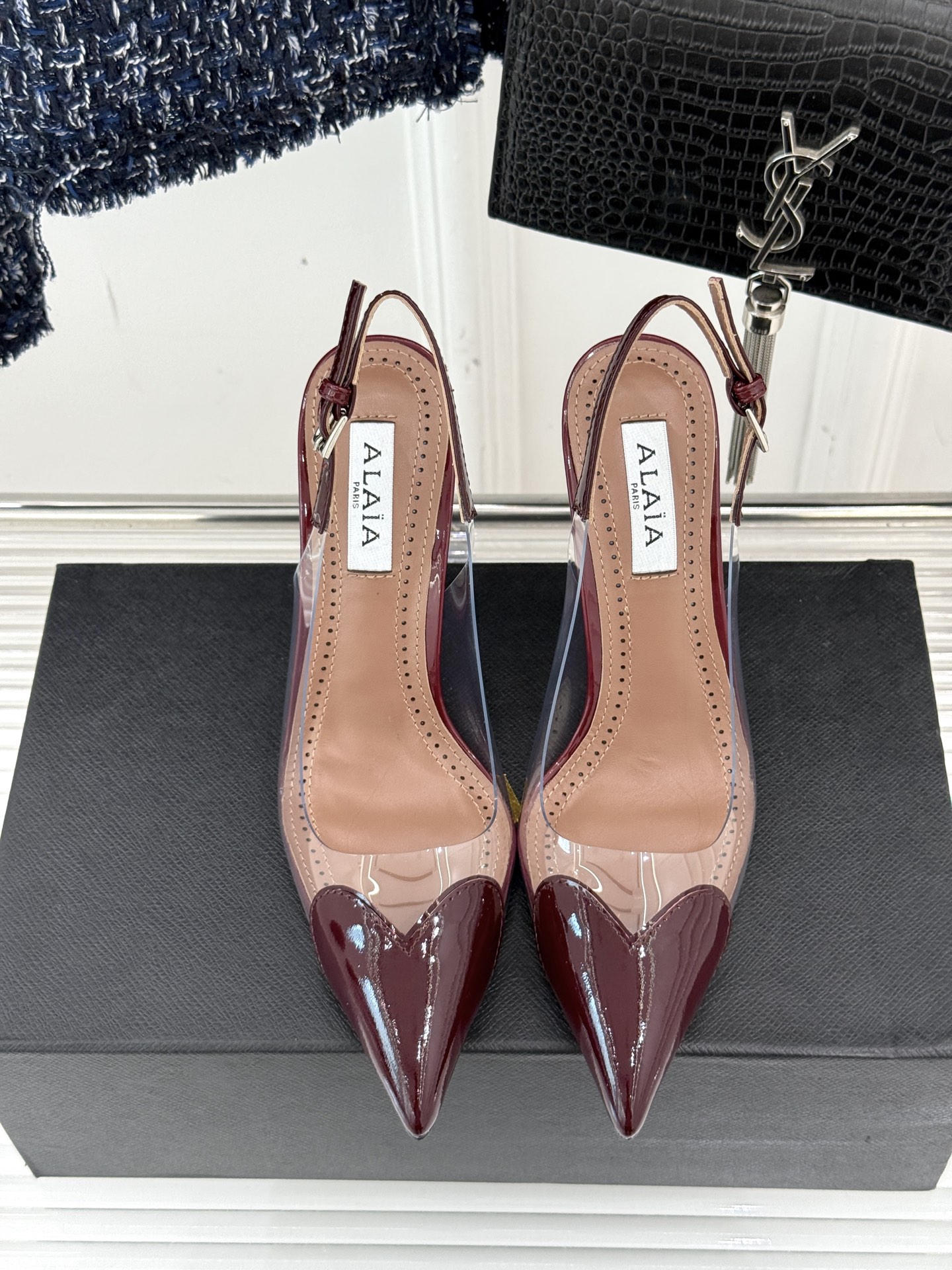 
ALAIA｜阿莱亚经典love爱心系列
胶片后空高跟凉鞋
透明胶片爱心搭配高跟太性感了
尖头设计也突出