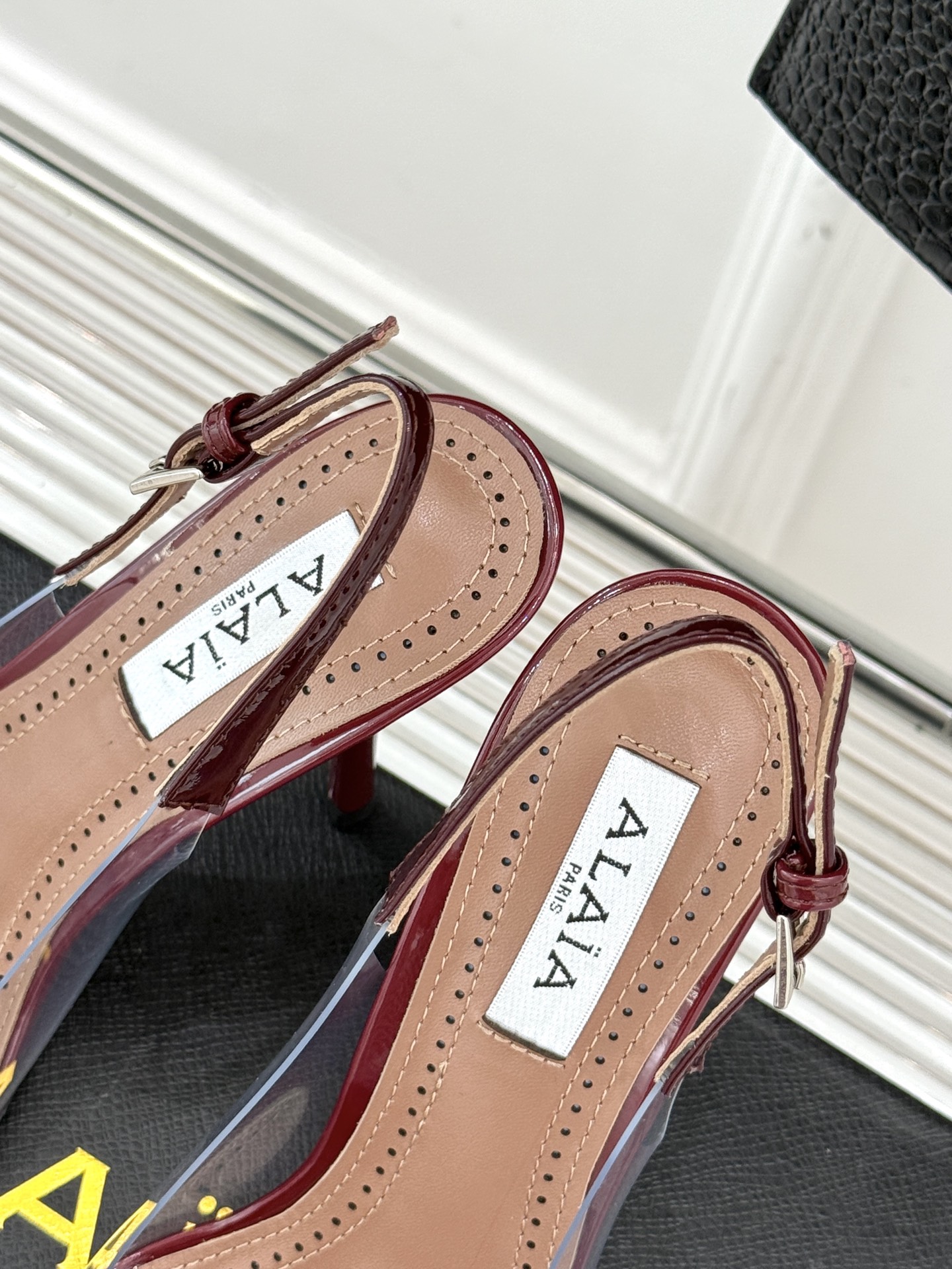 
ALAIA｜阿莱亚经典love爱心系列
胶片后空高跟凉鞋
透明胶片爱心搭配高跟太性感了
尖头设计也突出