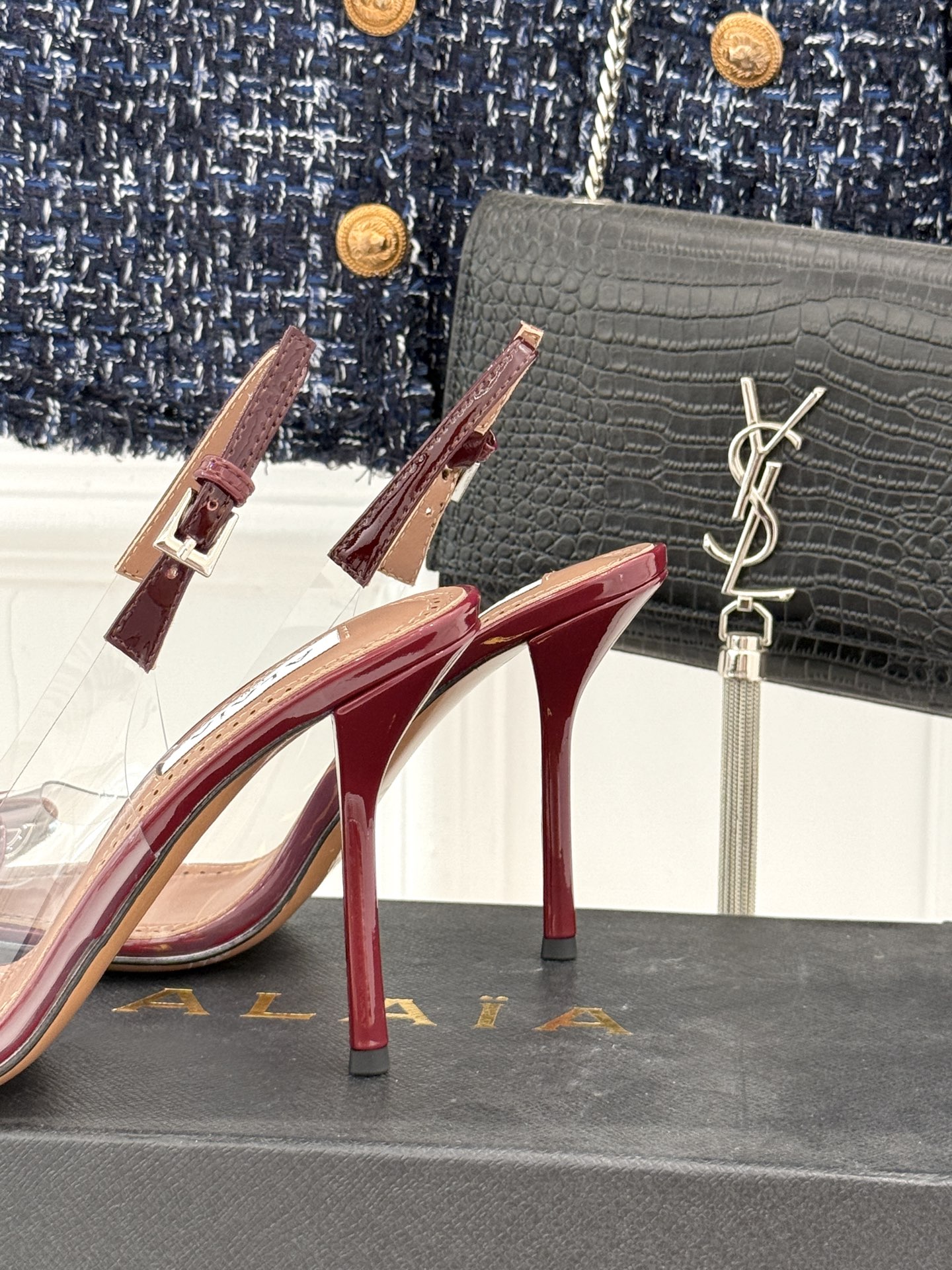 
ALAIA｜阿莱亚经典love爱心系列
胶片后空高跟凉鞋
透明胶片爱心搭配高跟太性感了
尖头设计也突出