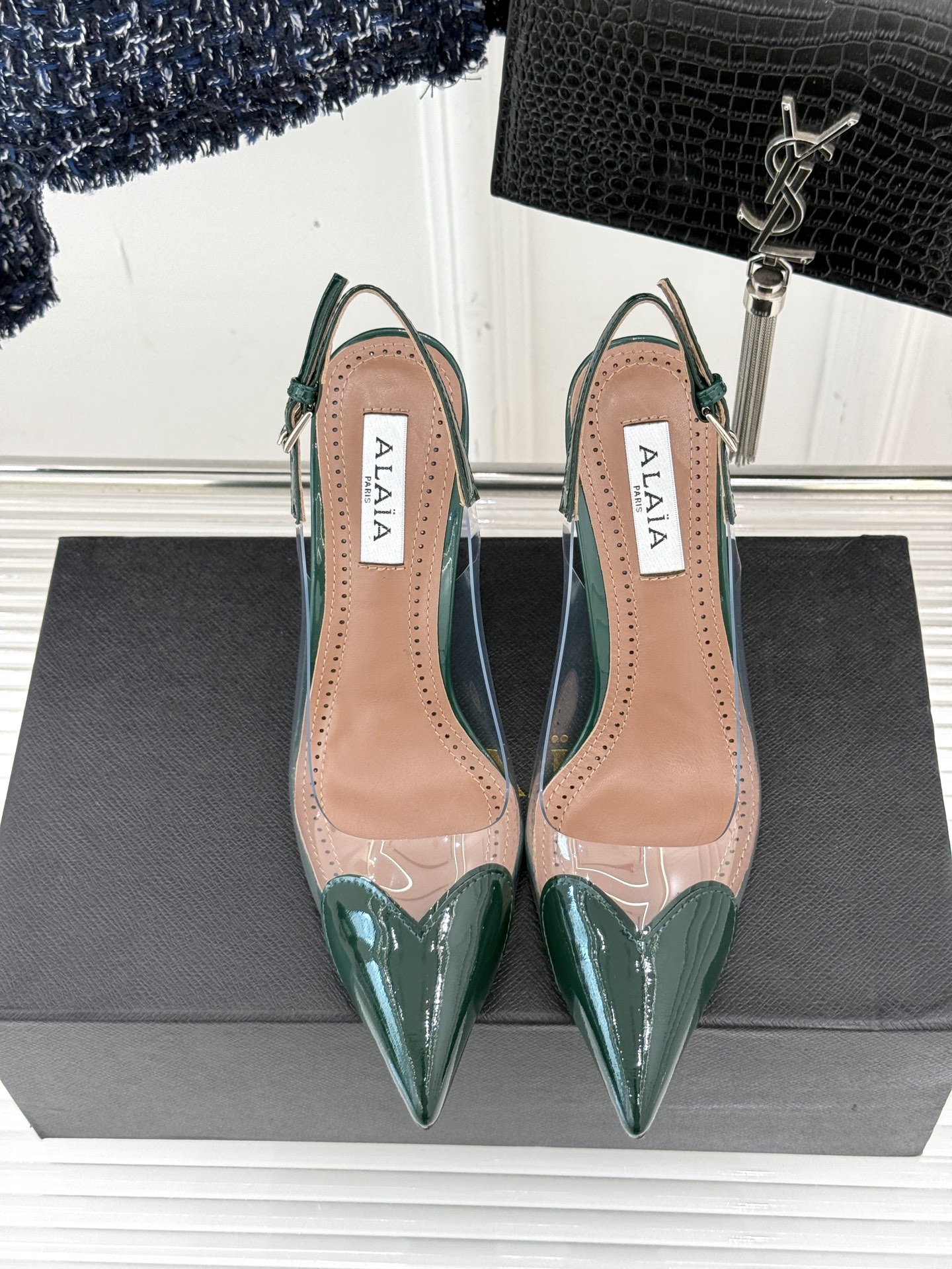 
ALAIA｜阿莱亚经典love爱心系列
胶片后空高跟凉鞋
透明胶片爱心搭配高跟太性感了
尖头设计也突出