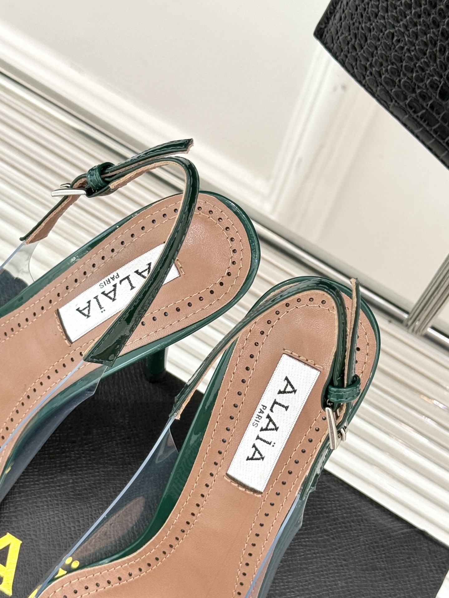 
ALAIA｜阿莱亚经典love爱心系列
胶片后空高跟凉鞋
透明胶片爱心搭配高跟太性感了
尖头设计也突出