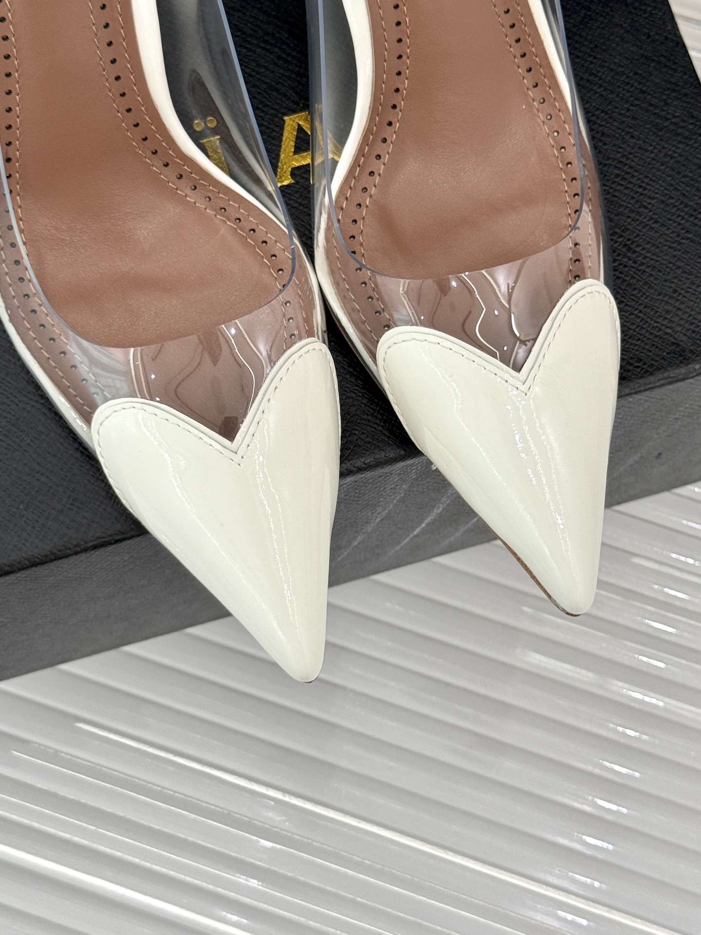 
ALAIA｜阿莱亚经典love爱心系列
胶片后空高跟凉鞋
透明胶片爱心搭配高跟太性感了
尖头设计也突出