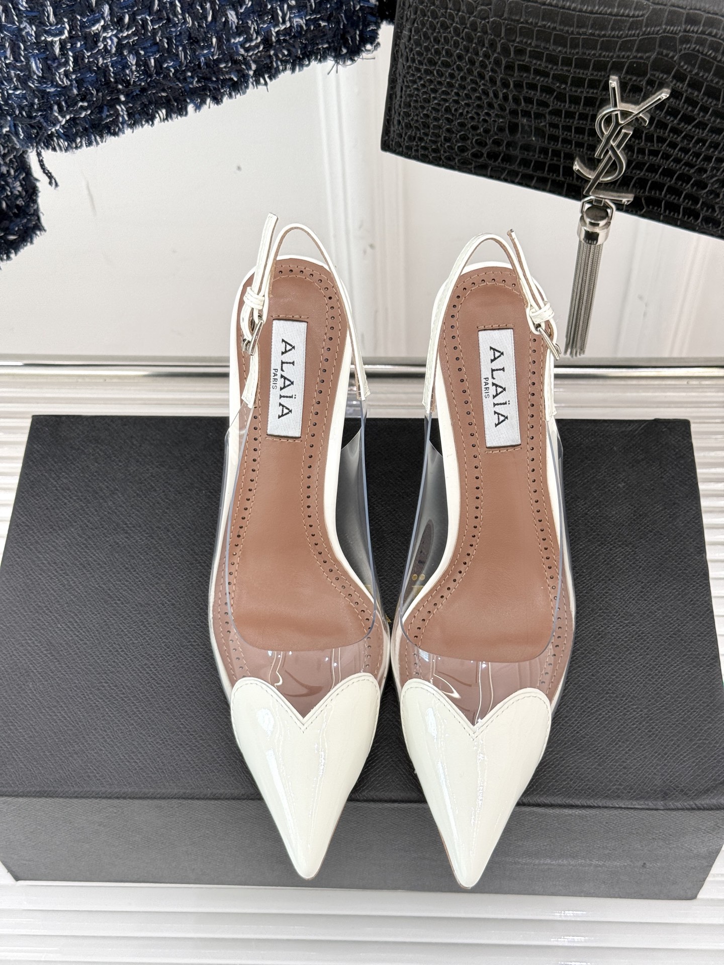 
ALAIA｜阿莱亚经典love爱心系列
胶片后空高跟凉鞋
透明胶片爱心搭配高跟太性感了
尖头设计也突出