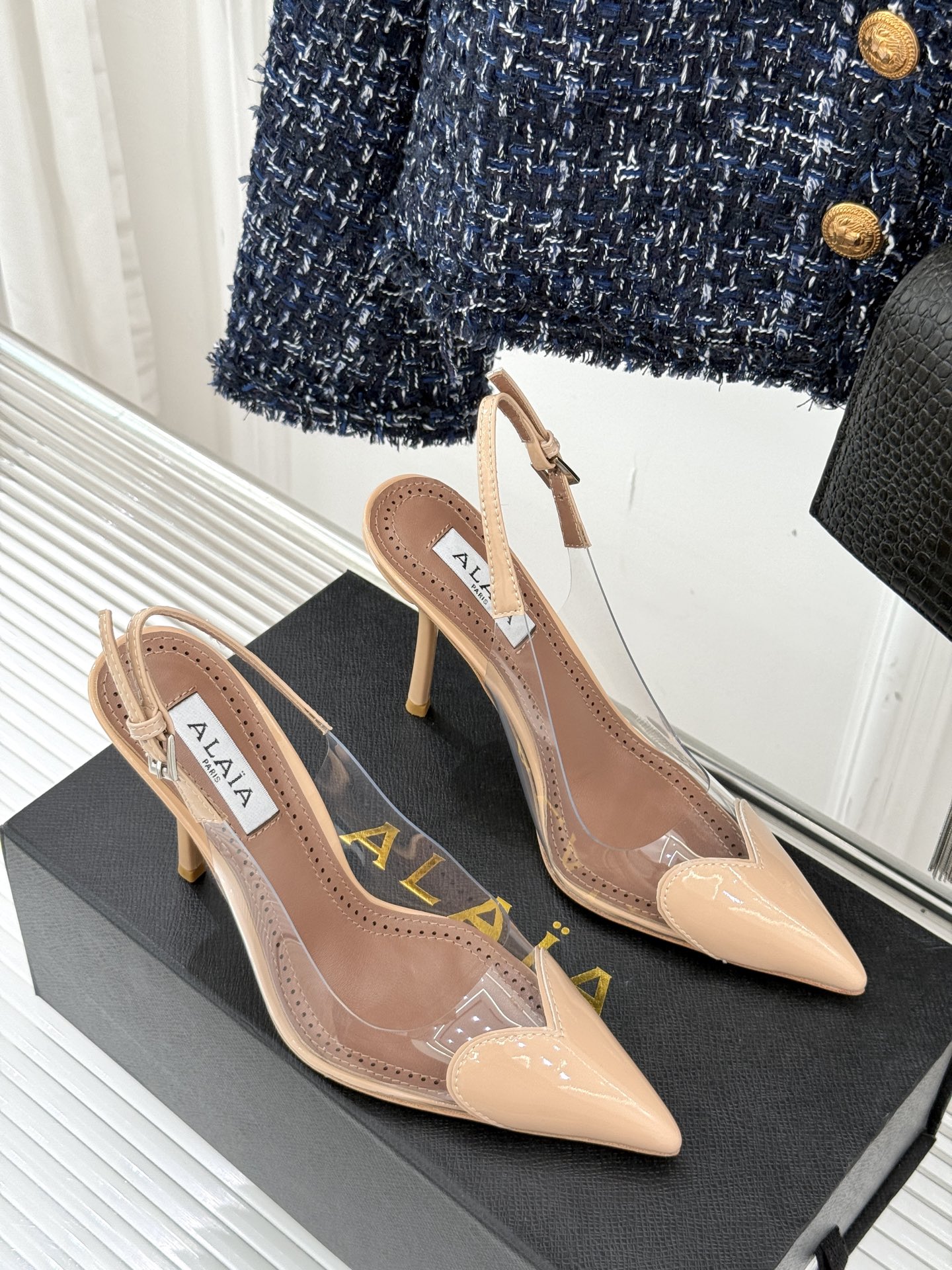 
ALAIA｜阿莱亚经典love爱心系列
胶片后空高跟凉鞋
透明胶片爱心搭配高跟太性感了
尖头设计也突出