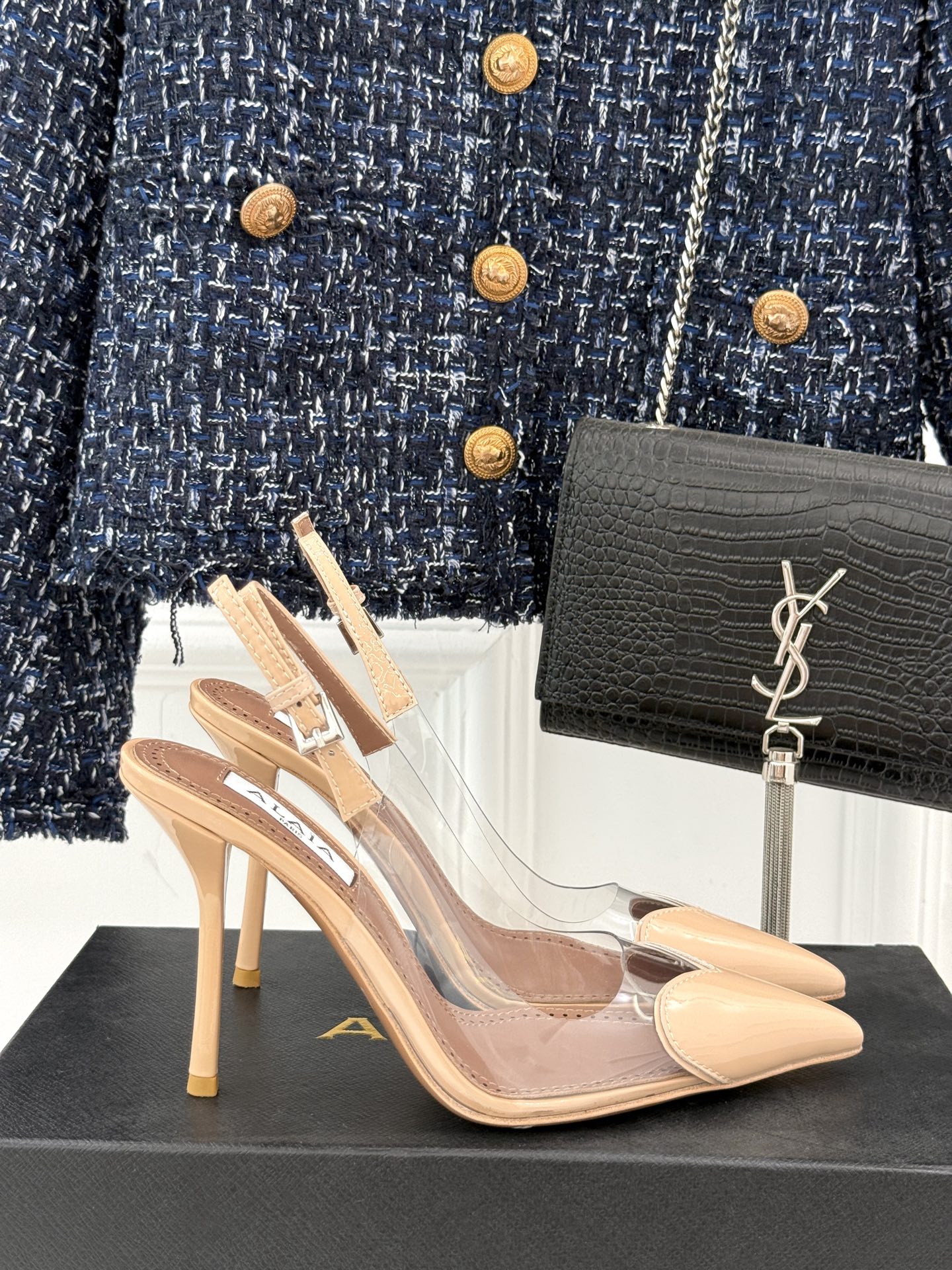 
ALAIA｜阿莱亚经典love爱心系列
胶片后空高跟凉鞋
透明胶片爱心搭配高跟太性感了
尖头设计也突出