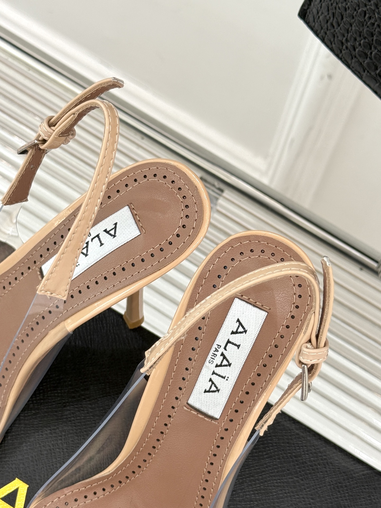 
ALAIA｜阿莱亚经典love爱心系列
胶片后空高跟凉鞋
透明胶片爱心搭配高跟太性感了
尖头设计也突出