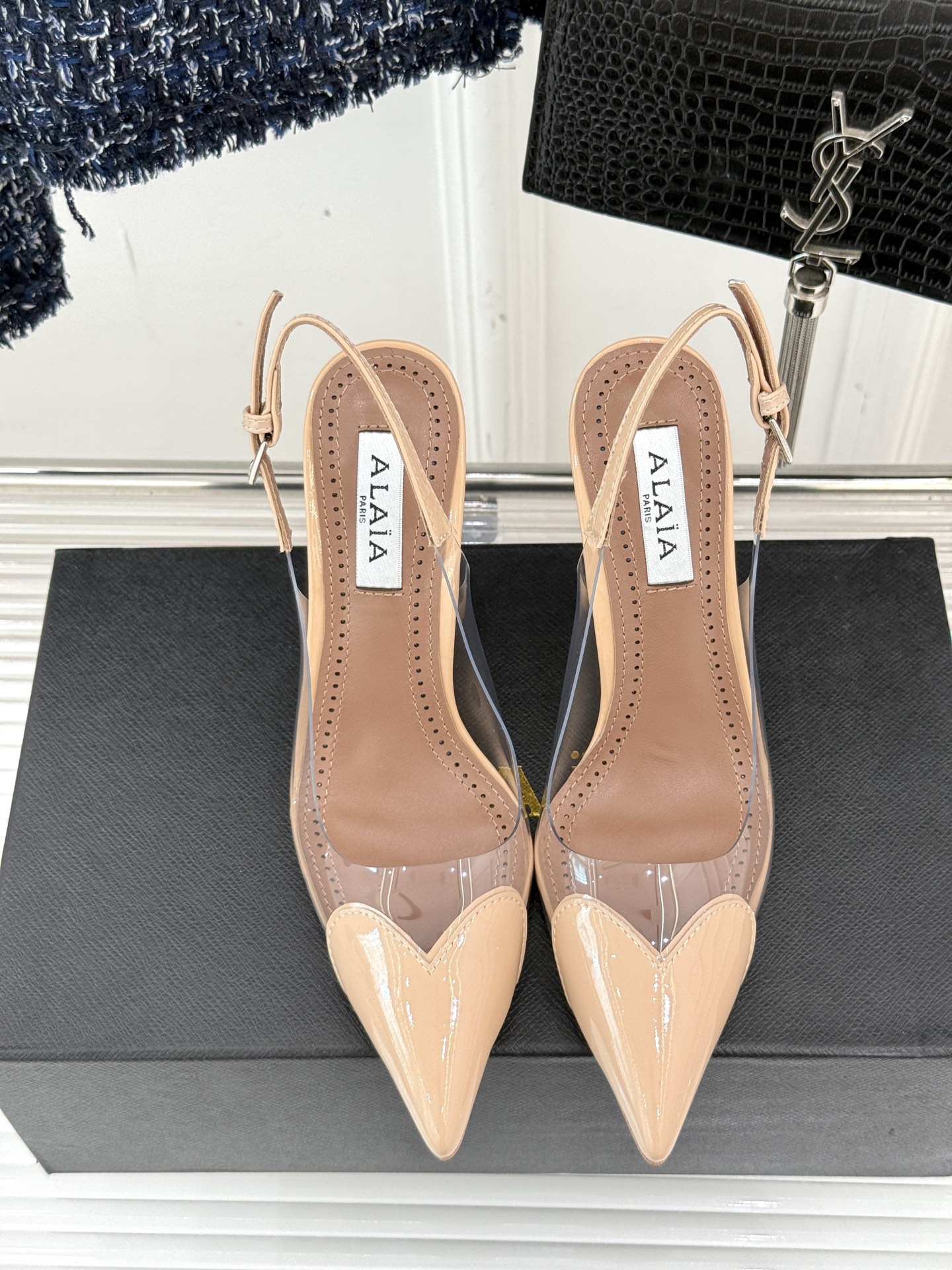 
ALAIA｜阿莱亚经典love爱心系列
胶片后空高跟凉鞋
透明胶片爱心搭配高跟太性感了
尖头设计也突出