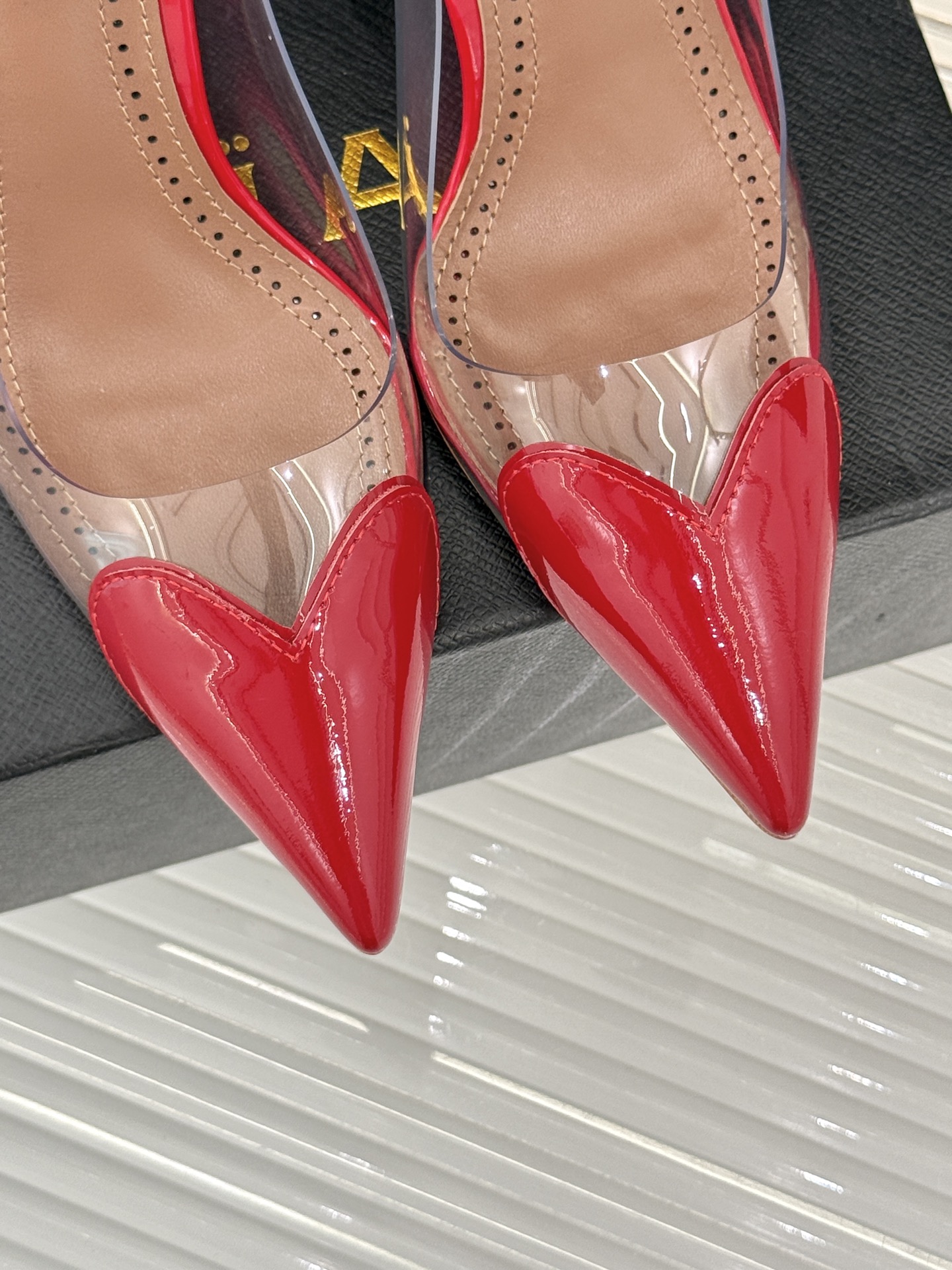
ALAIA｜阿莱亚经典love爱心系列
胶片后空高跟凉鞋
透明胶片爱心搭配高跟太性感了
尖头设计也突出