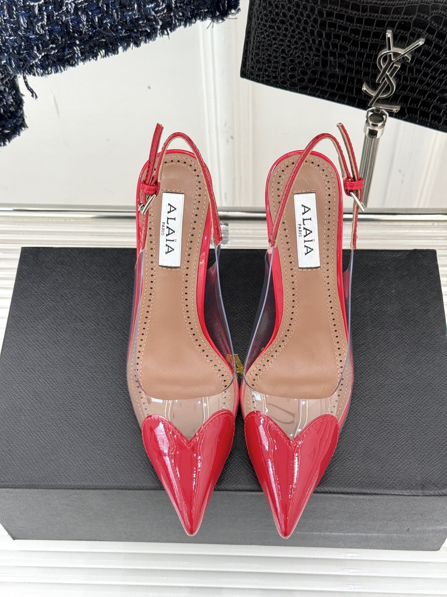 
ALAIA｜阿莱亚经典love爱心系列
胶片后空高跟凉鞋
透明胶片爱心搭配高跟太性感了
尖头设计也突出