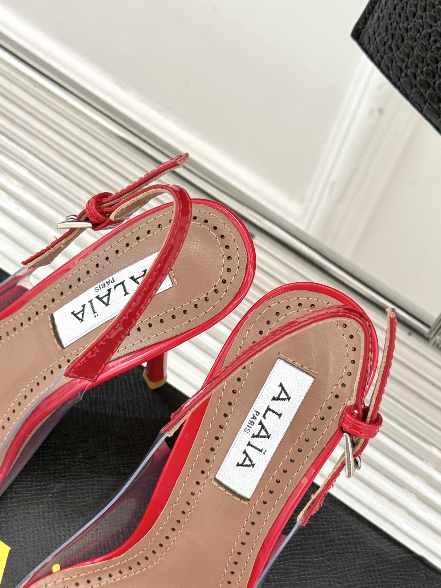 
ALAIA｜阿莱亚经典love爱心系列
胶片后空高跟凉鞋
透明胶片爱心搭配高跟太性感了
尖头设计也突出