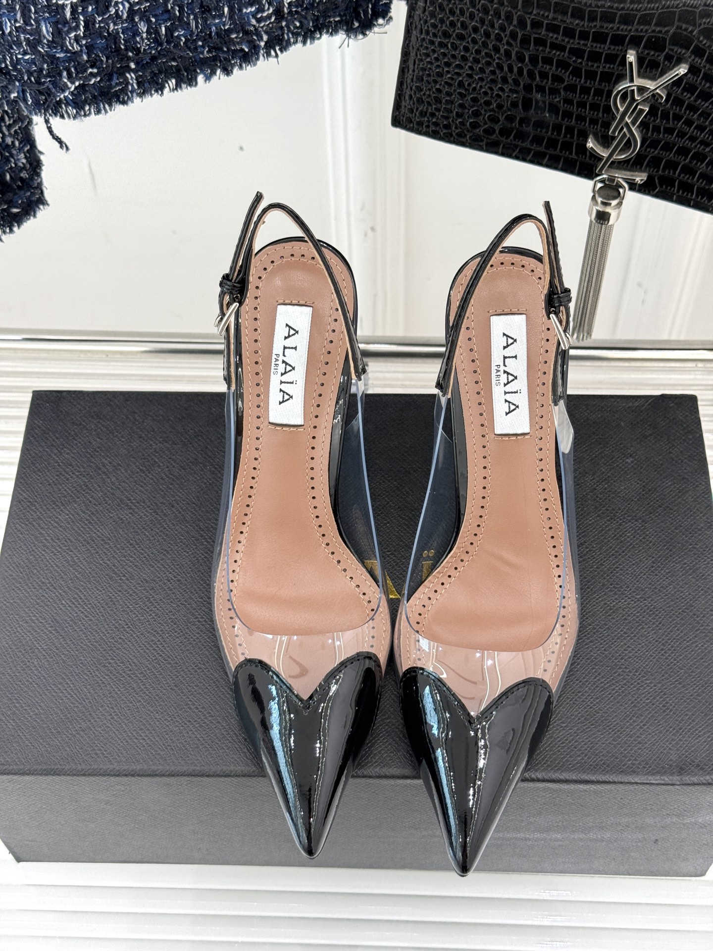 
ALAIA｜阿莱亚经典love爱心系列
胶片后空高跟凉鞋
透明胶片爱心搭配高跟太性感了
尖头设计也突出