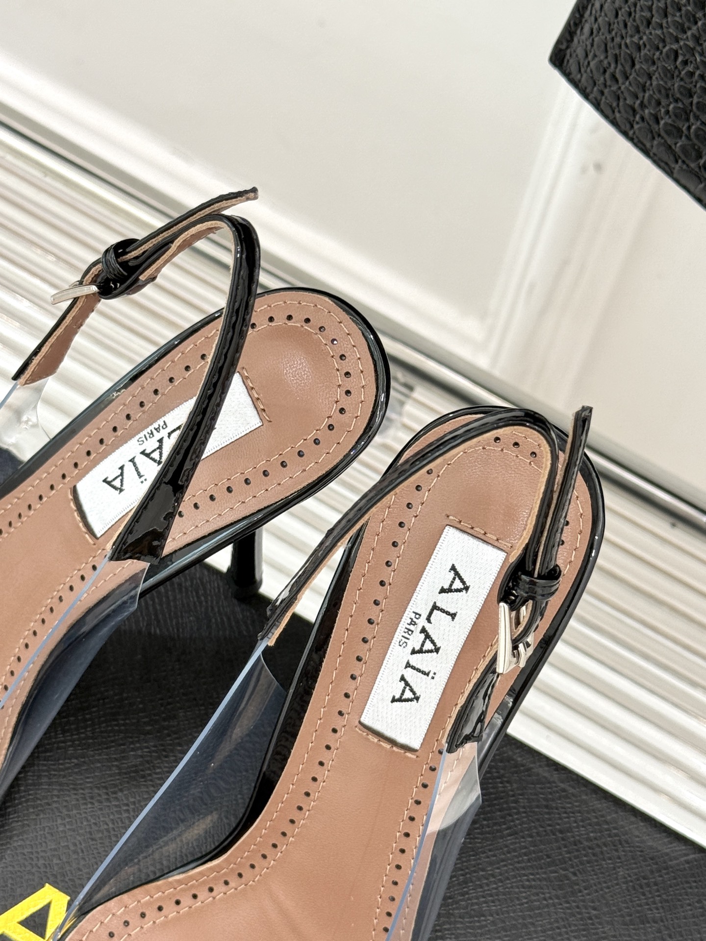 
ALAIA｜阿莱亚经典love爱心系列
胶片后空高跟凉鞋
透明胶片爱心搭配高跟太性感了
尖头设计也突出