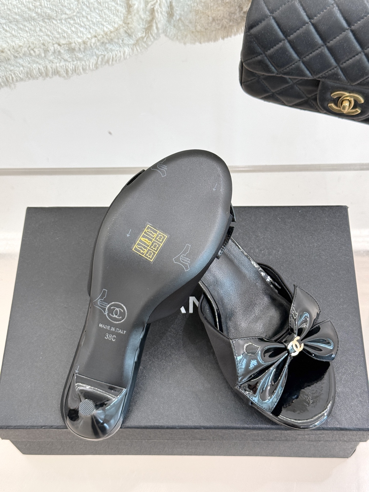 
CHANE*｜小香25C春夏新品蝴蝶结
高跟拖鞋
真的强烈推荐‼️这一系列真的太美了‼️
蝴蝶结设计👡