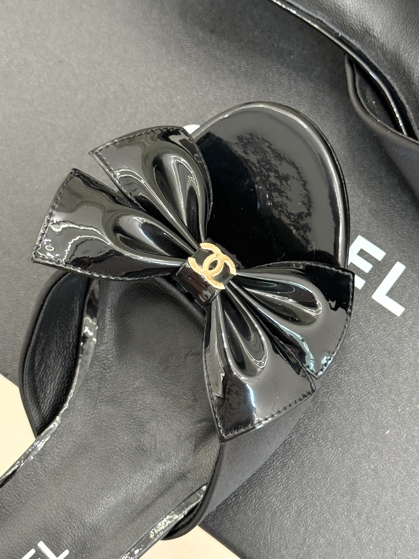 
CHANE*｜小香25C春夏新品蝴蝶结
高跟拖鞋
真的强烈推荐‼️这一系列真的太美了‼️
蝴蝶结设计👡