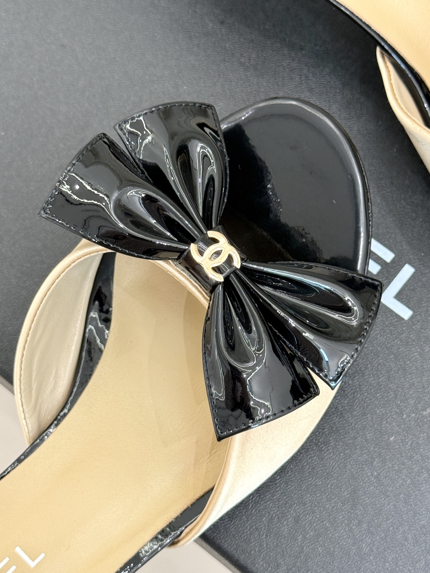 
CHANE*｜小香25C春夏新品蝴蝶结
高跟拖鞋
真的强烈推荐‼️这一系列真的太美了‼️
蝴蝶结设计👡
